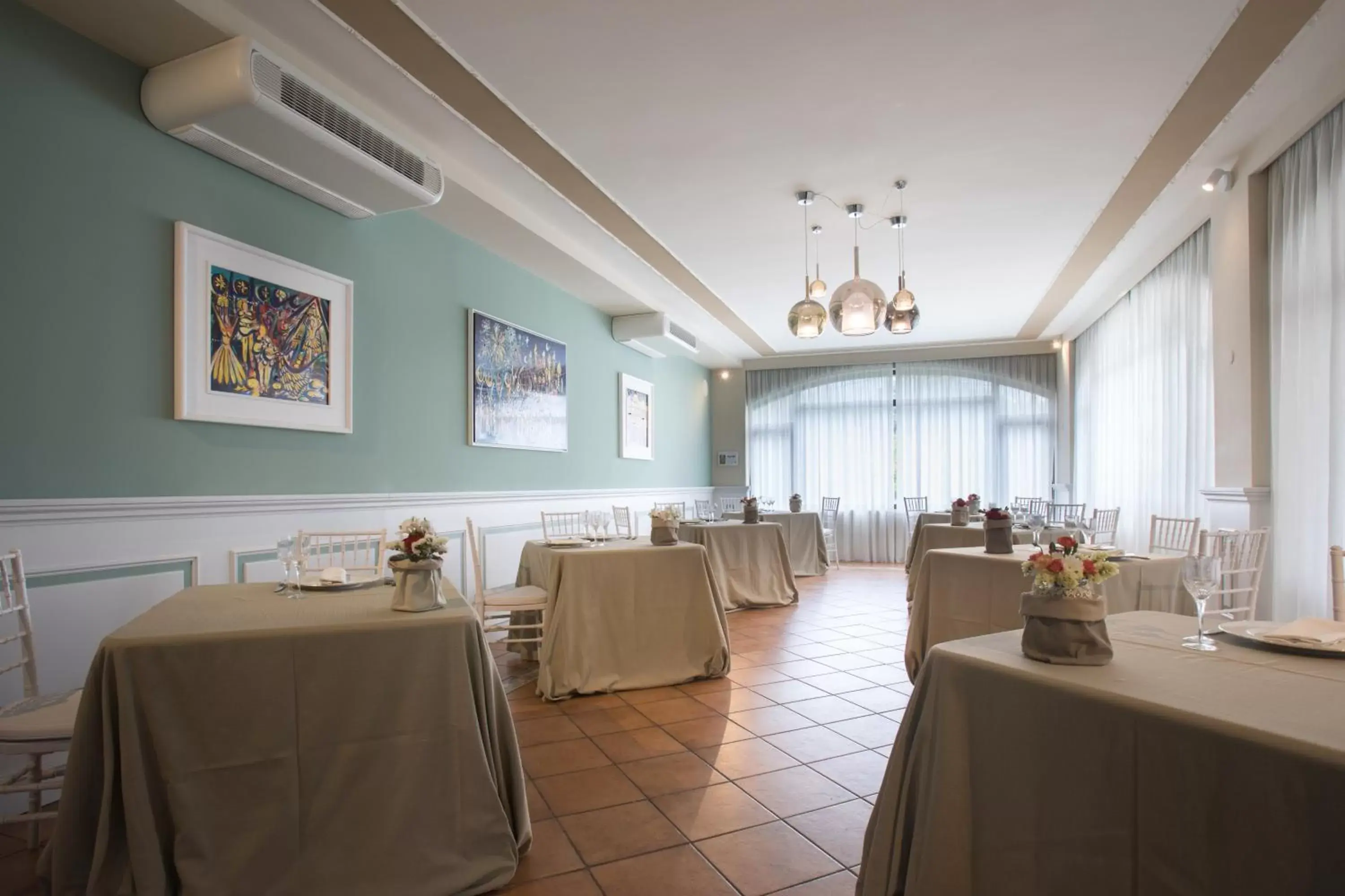 Restaurant/Places to Eat in Hotel Hermitage