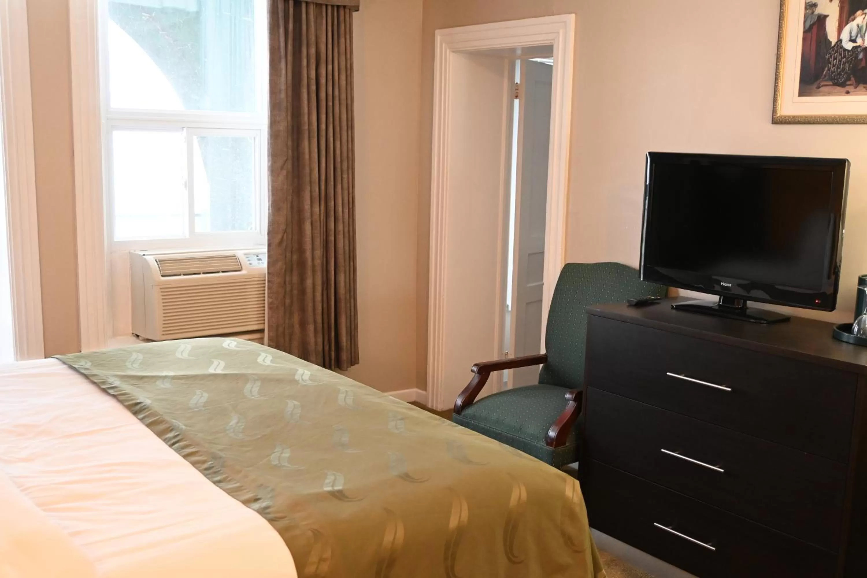 Guests, Bed in The Gananoque Inn