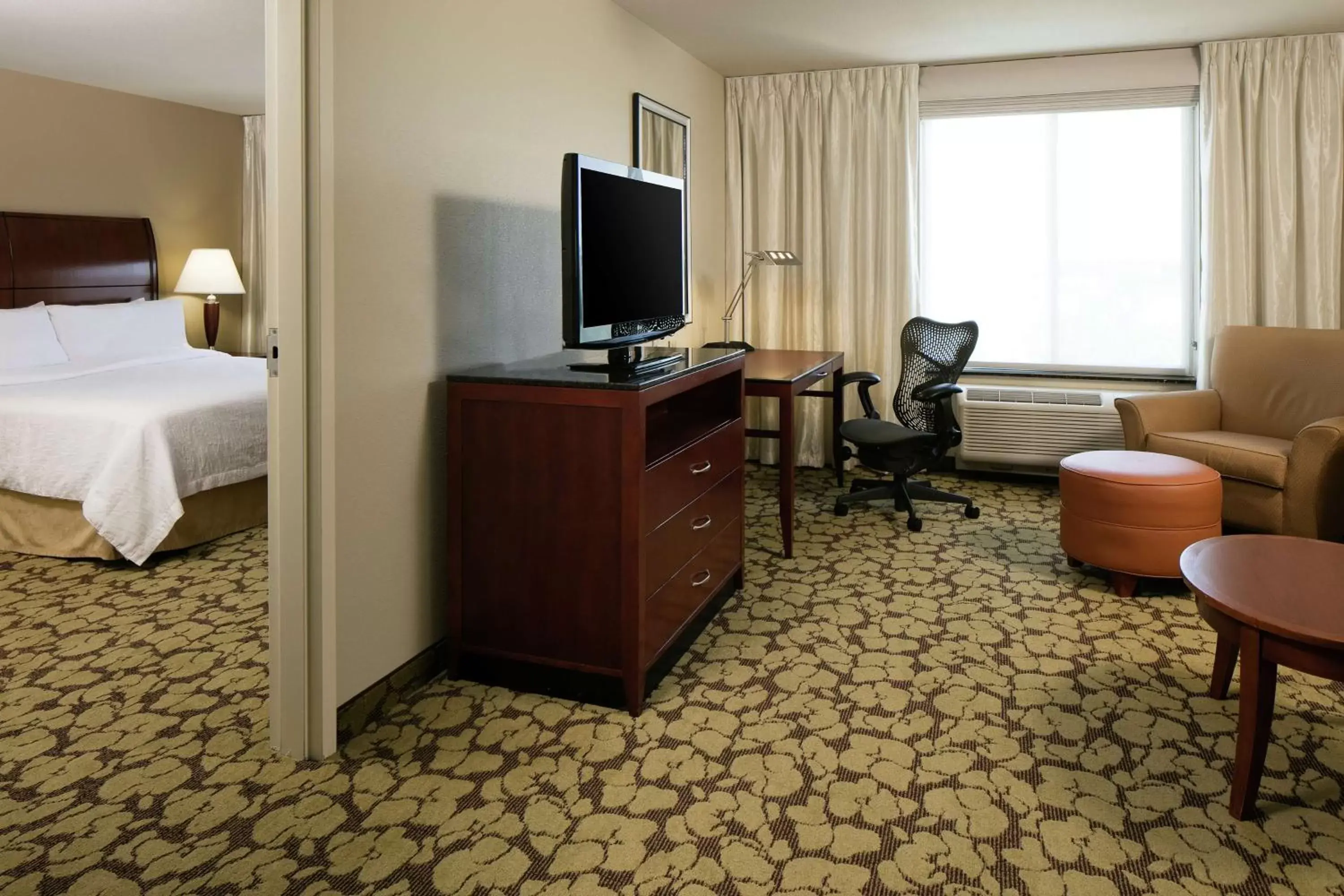 Bedroom, TV/Entertainment Center in Hilton Garden Inn Omaha West