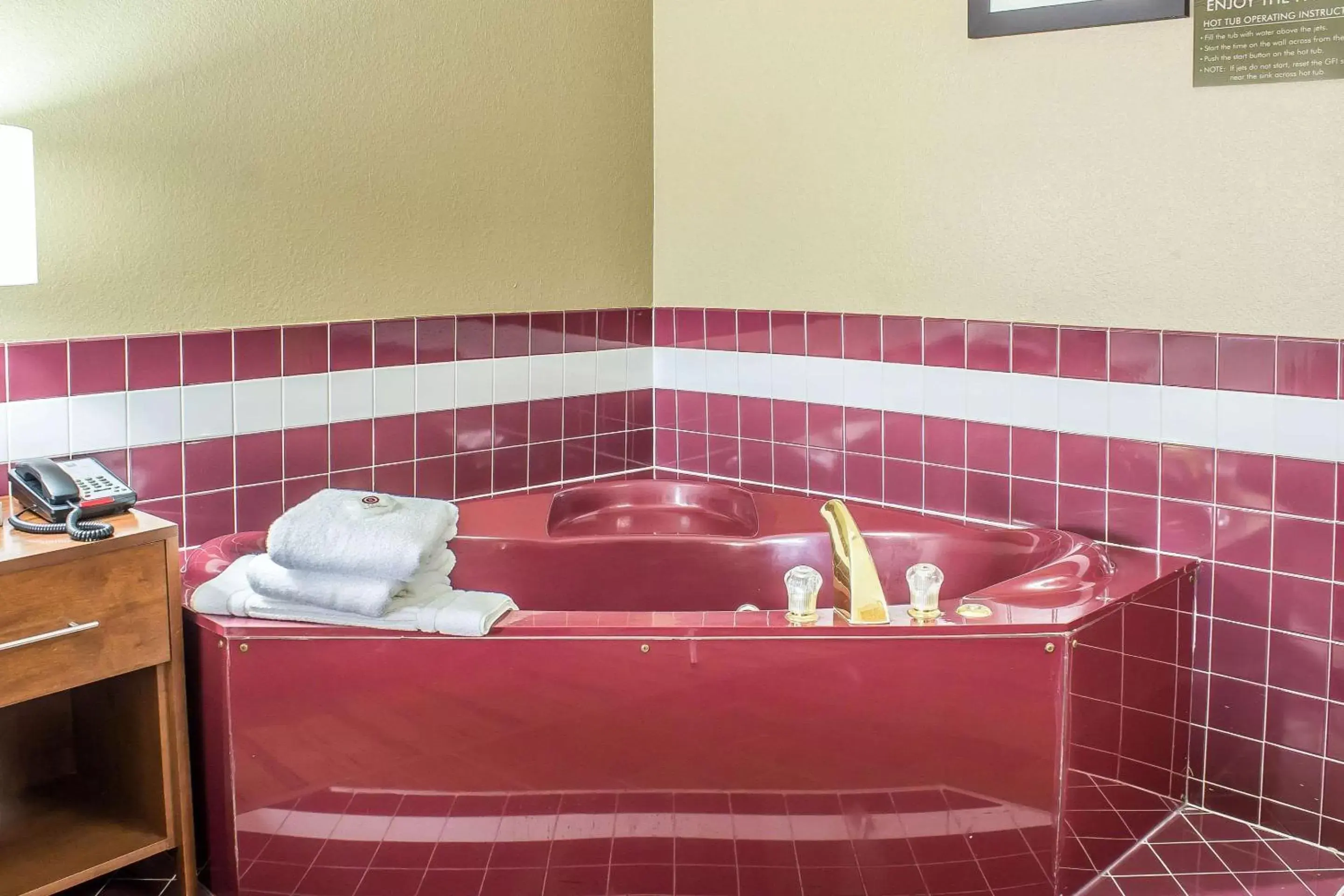 Photo of the whole room, Bathroom in Comfort Inn & Suites Cedar Rapids North - Collins Road