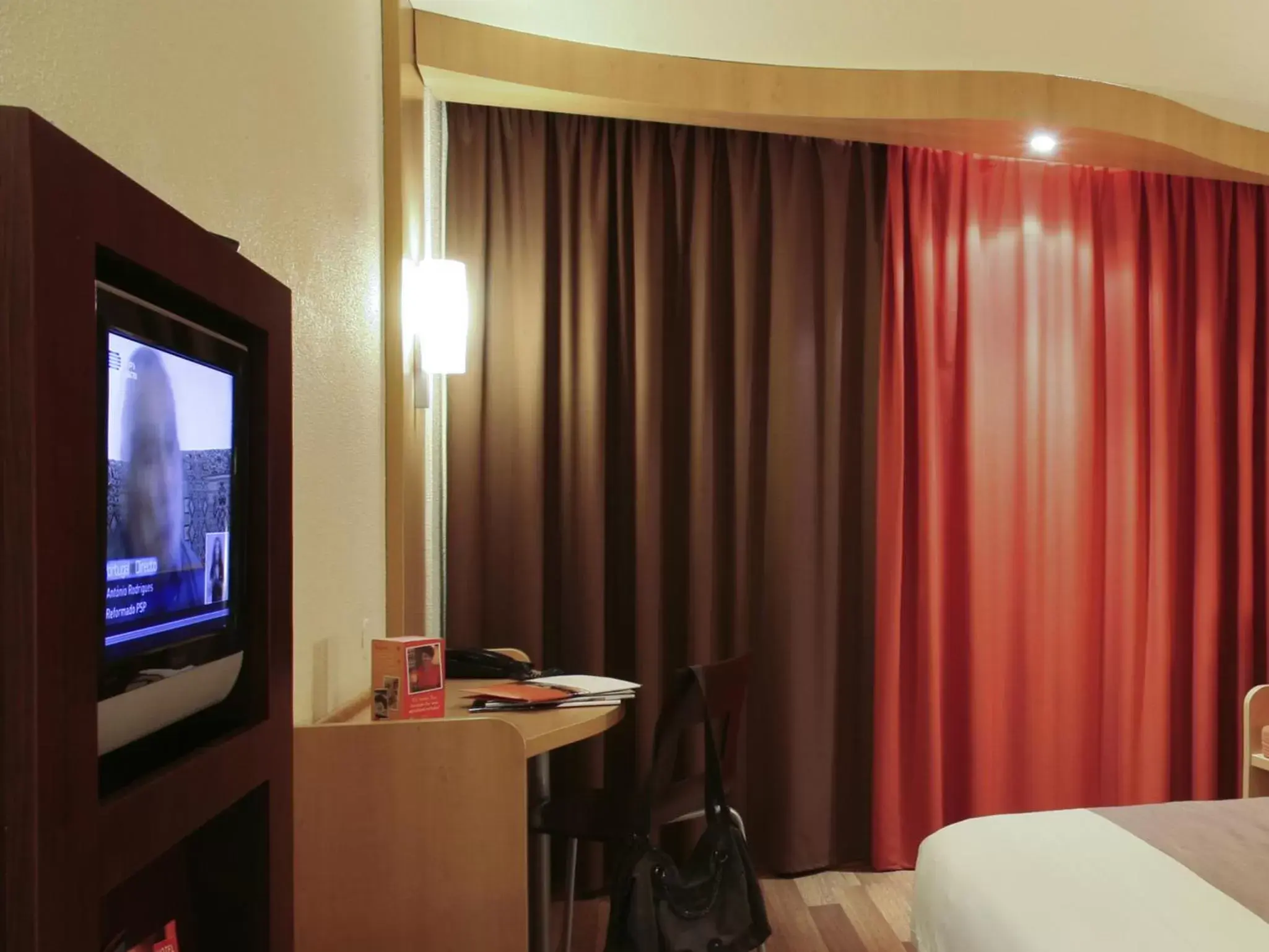 TV and multimedia, TV/Entertainment Center in Hotel ibis Braga