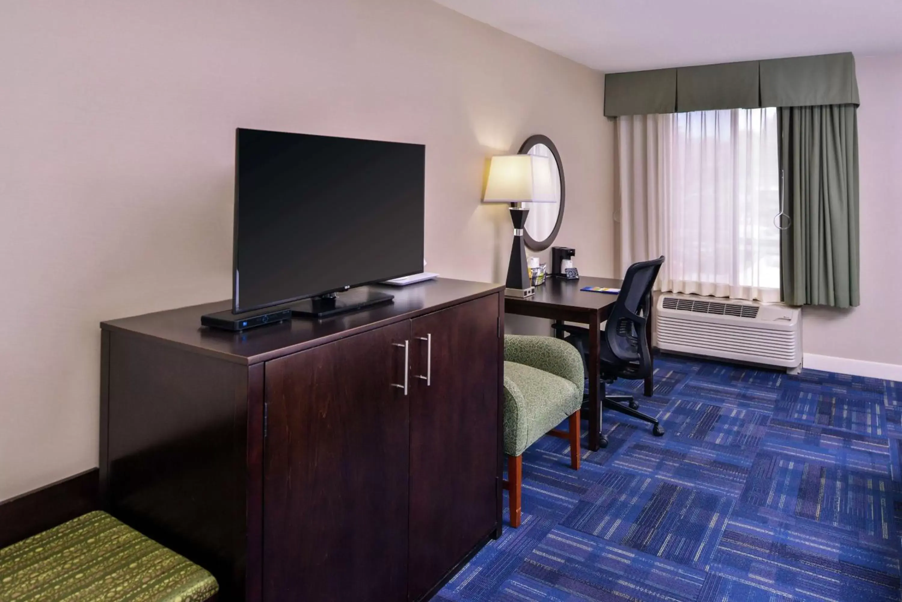 Bedroom, TV/Entertainment Center in Hampton Inn Eugene