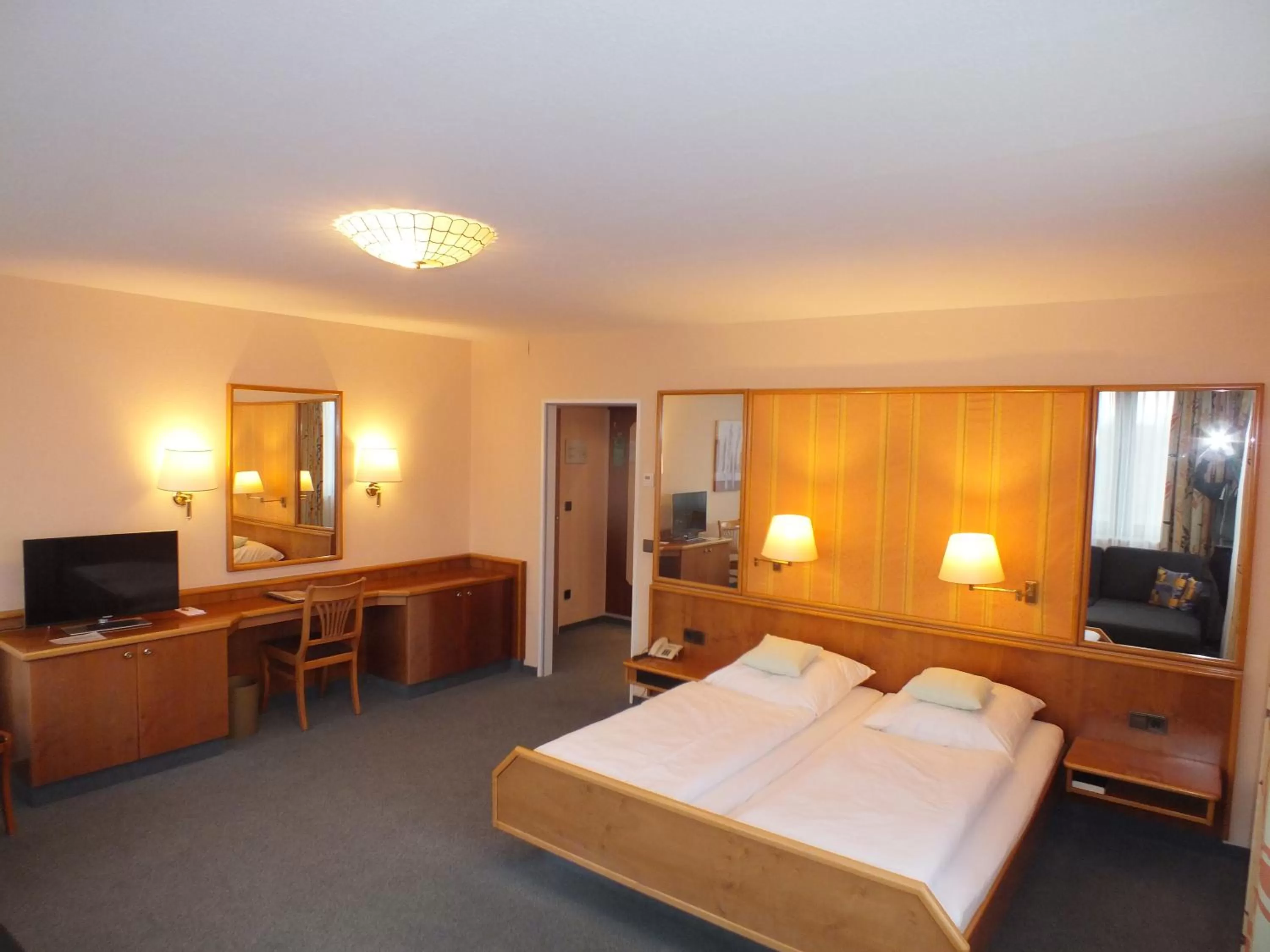 Photo of the whole room, Bed in Hotel Stadt Pasing