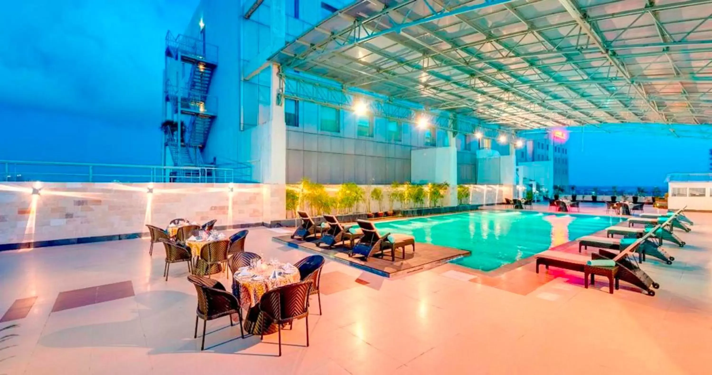 Swimming pool in Pride Plaza Hotel, Kolkata Swimming pool in Pride Plaza Hotel, Kolkata