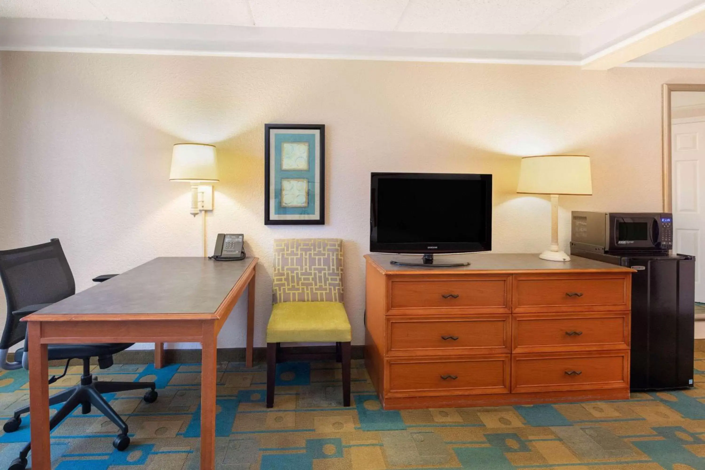 Photo of the whole room, TV/Entertainment Center in La Quinta by Wyndham Ft. Lauderdale Plantation