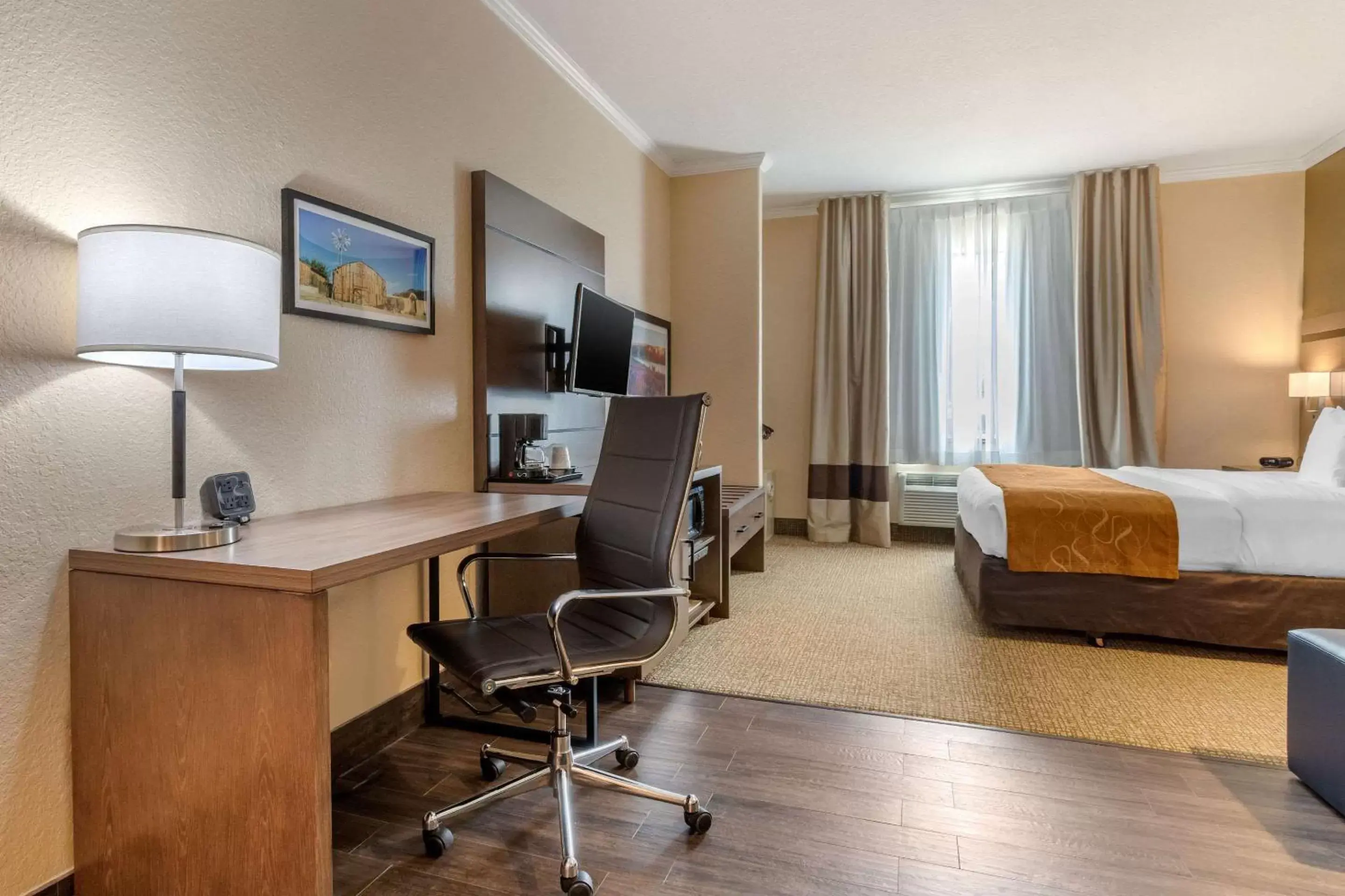 Photo of the whole room in Comfort Suites Baytown I – 10