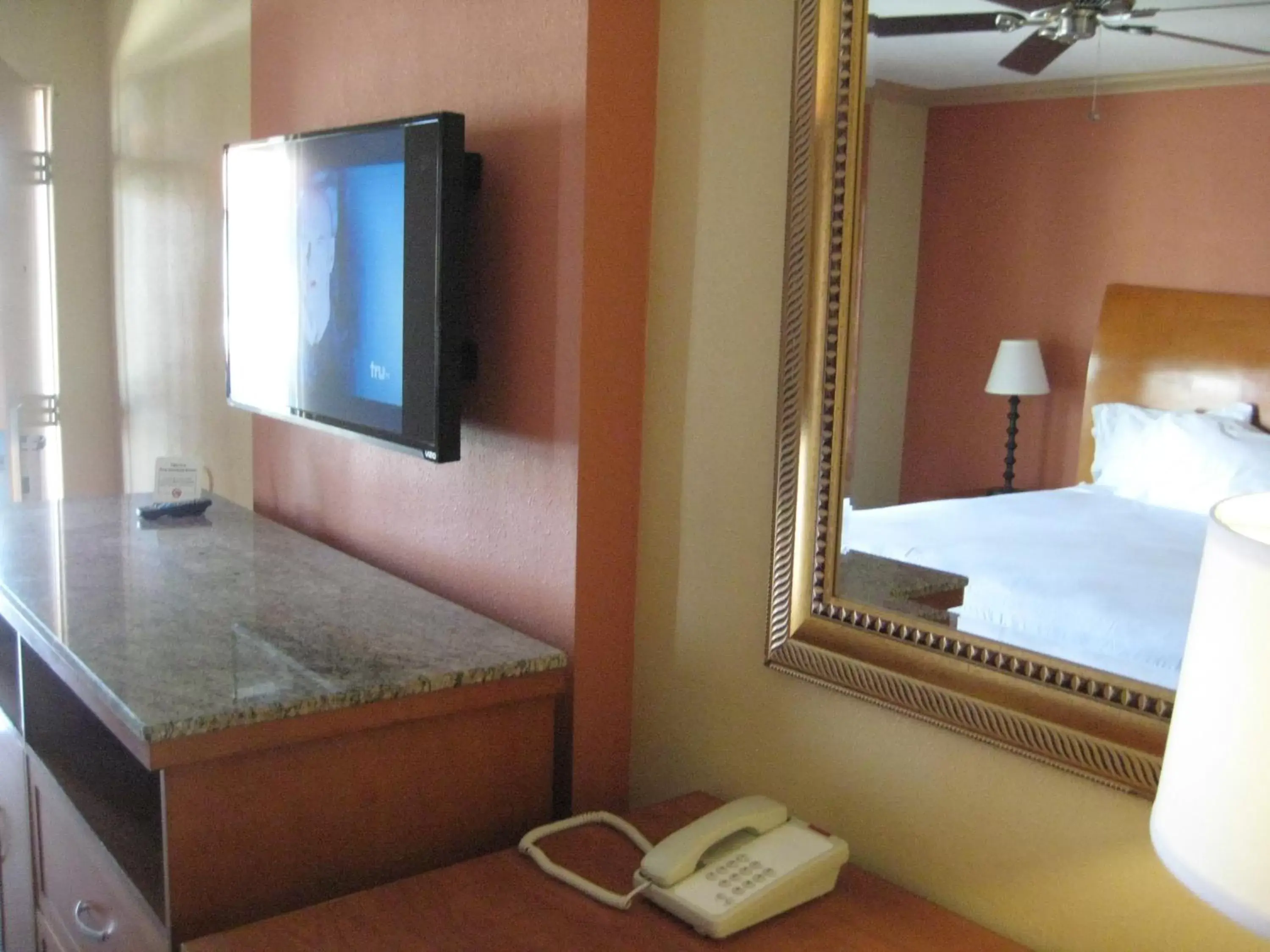 TV and multimedia, Bed in Americas Best Value Inn - Porterville