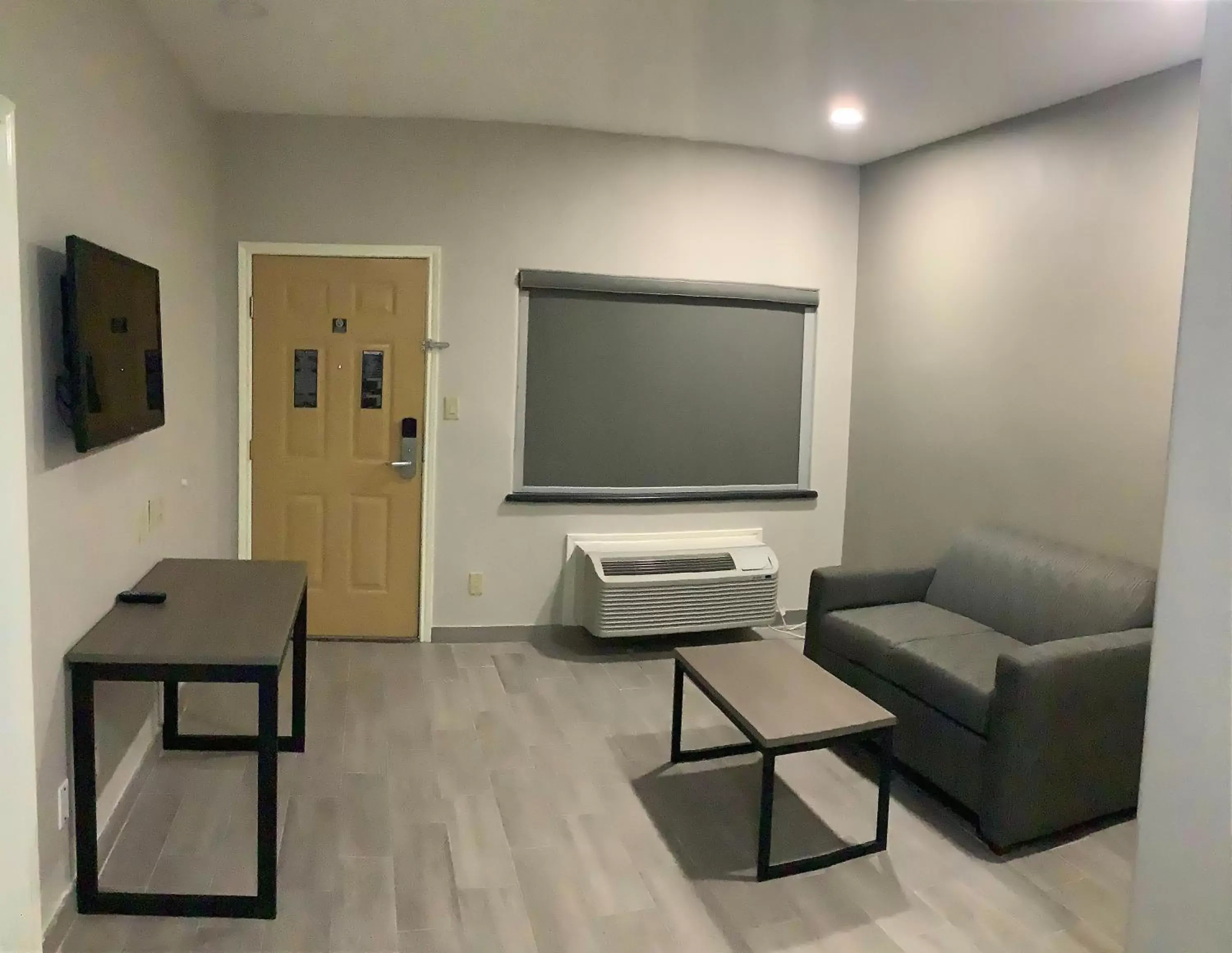 Bedroom, TV/Entertainment Center in Americas Best Value Inn & Suites San Benito