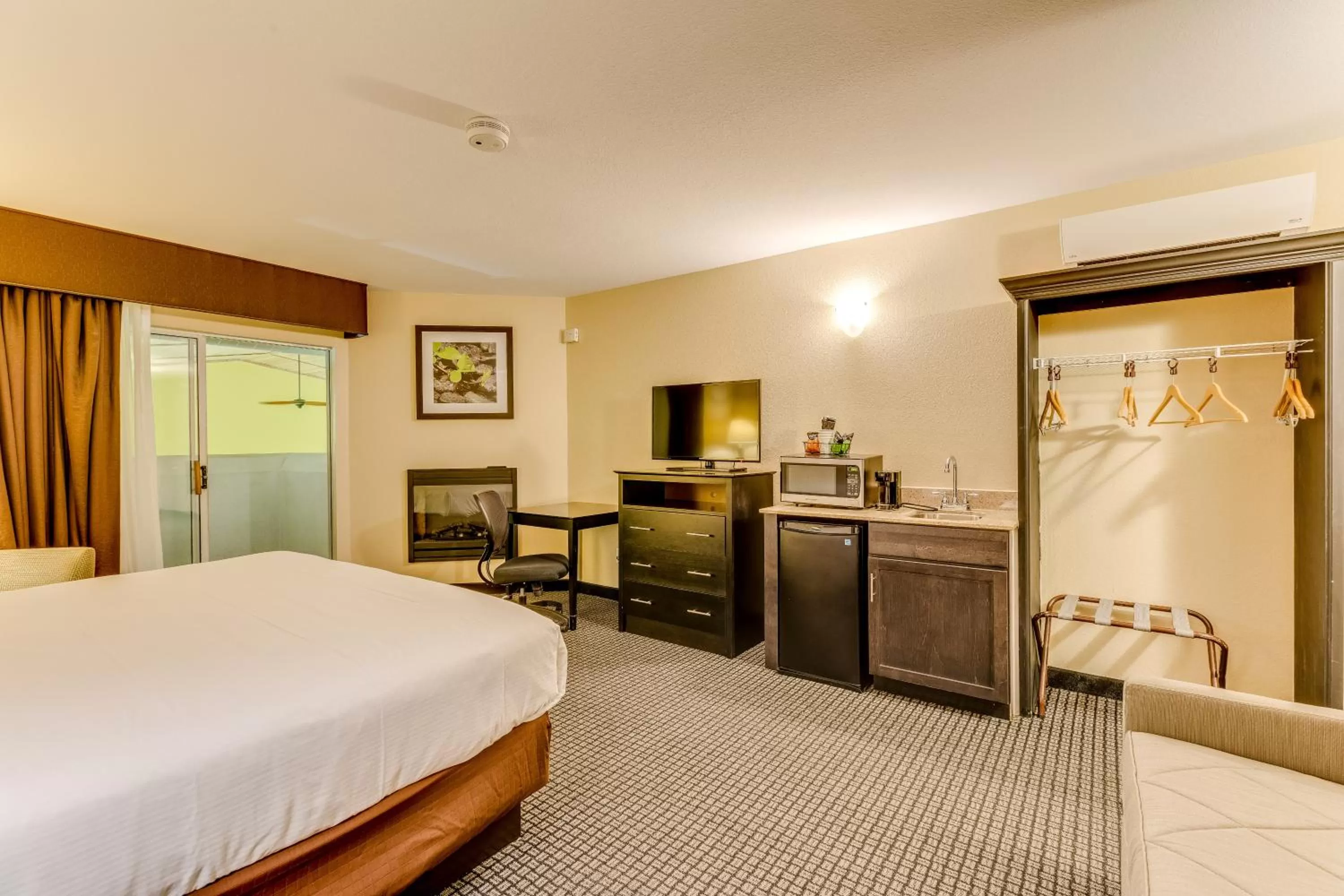 Bed in Best Western Lakewinds