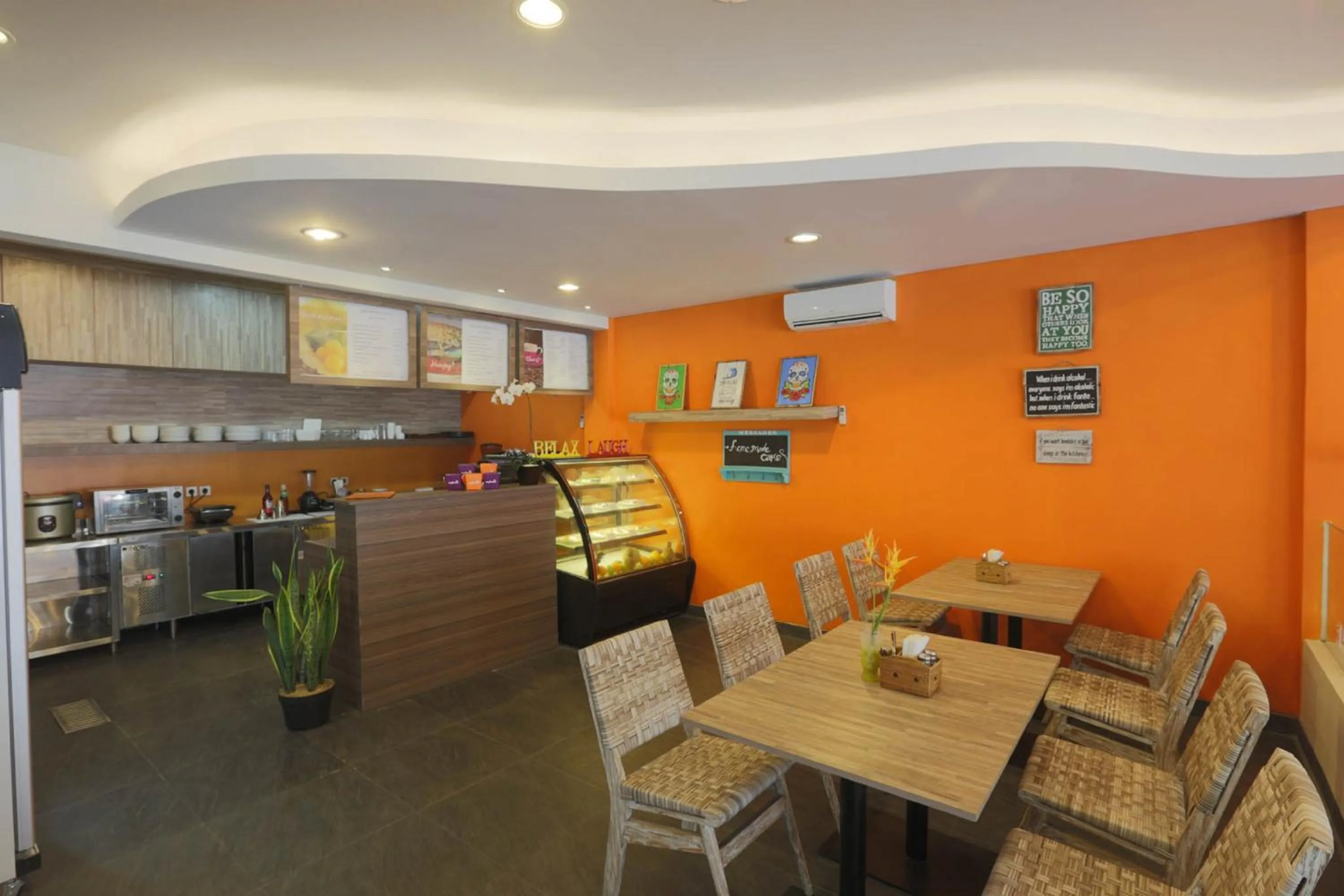 Restaurant/places to eat in Euphoria Hotel