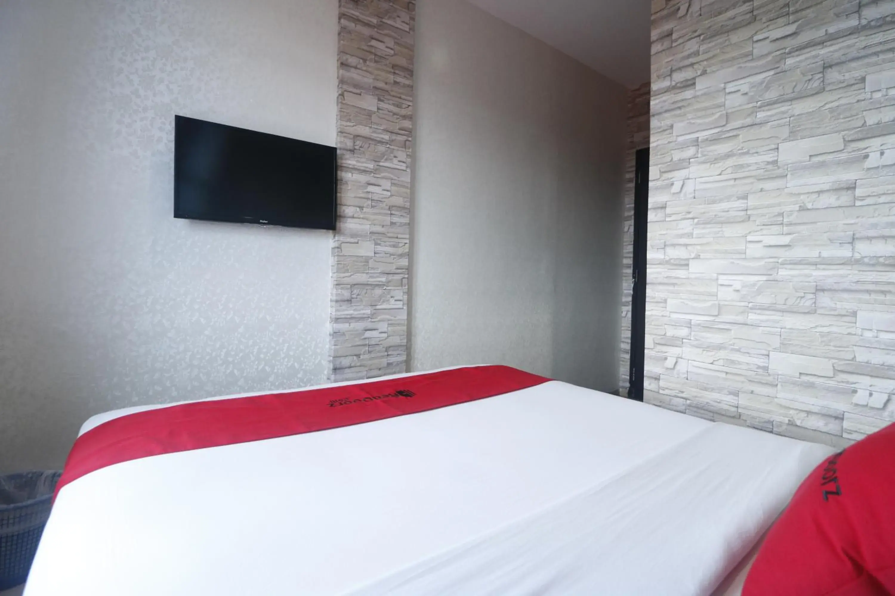 Bed in RedDoorz @ Batu Aji Batam