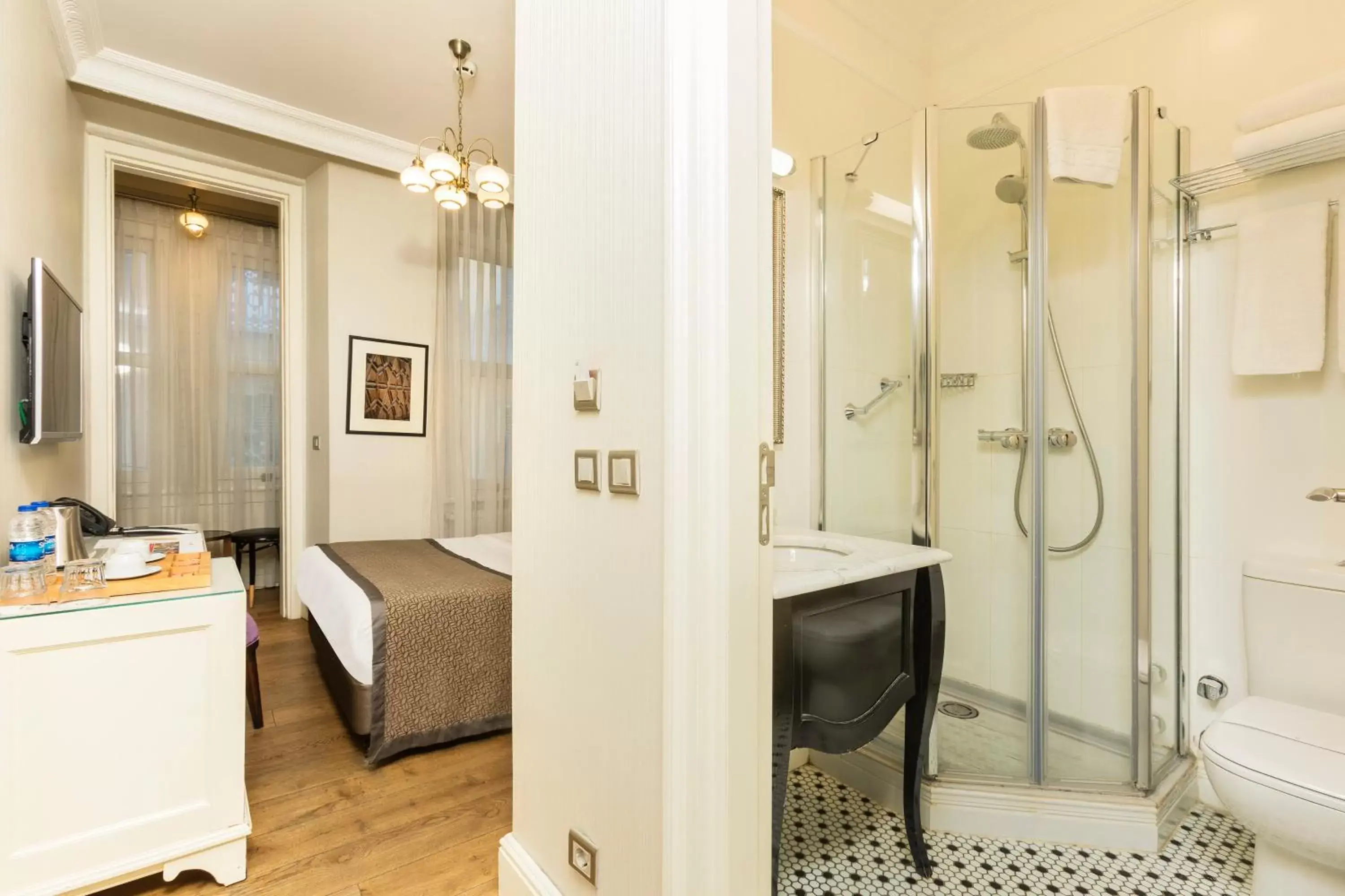 Shower, Bathroom in Meroddi Galata Mansion