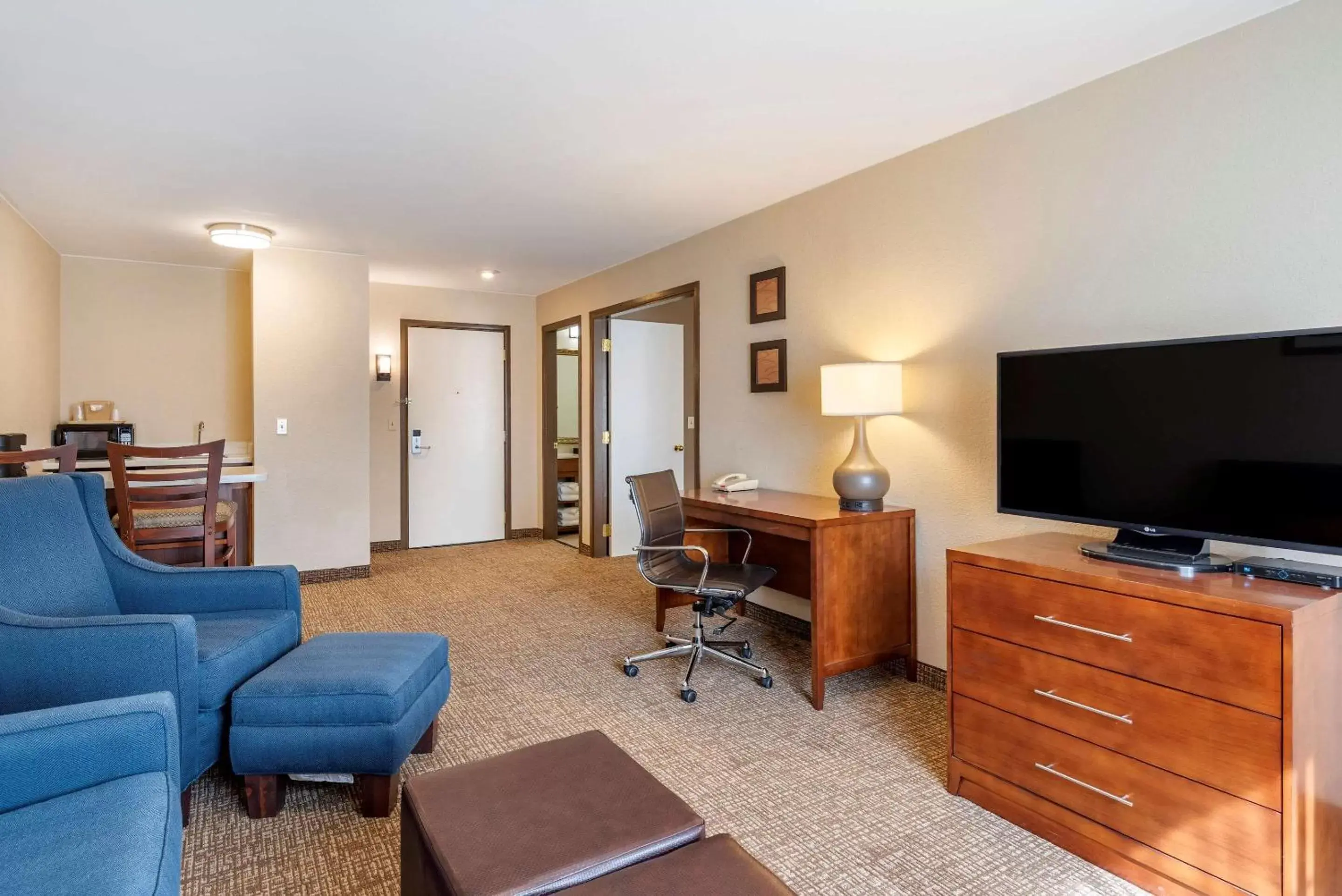 Photo of the whole room, TV/Entertainment Center in Comfort Inn & Suites Klamath Falls