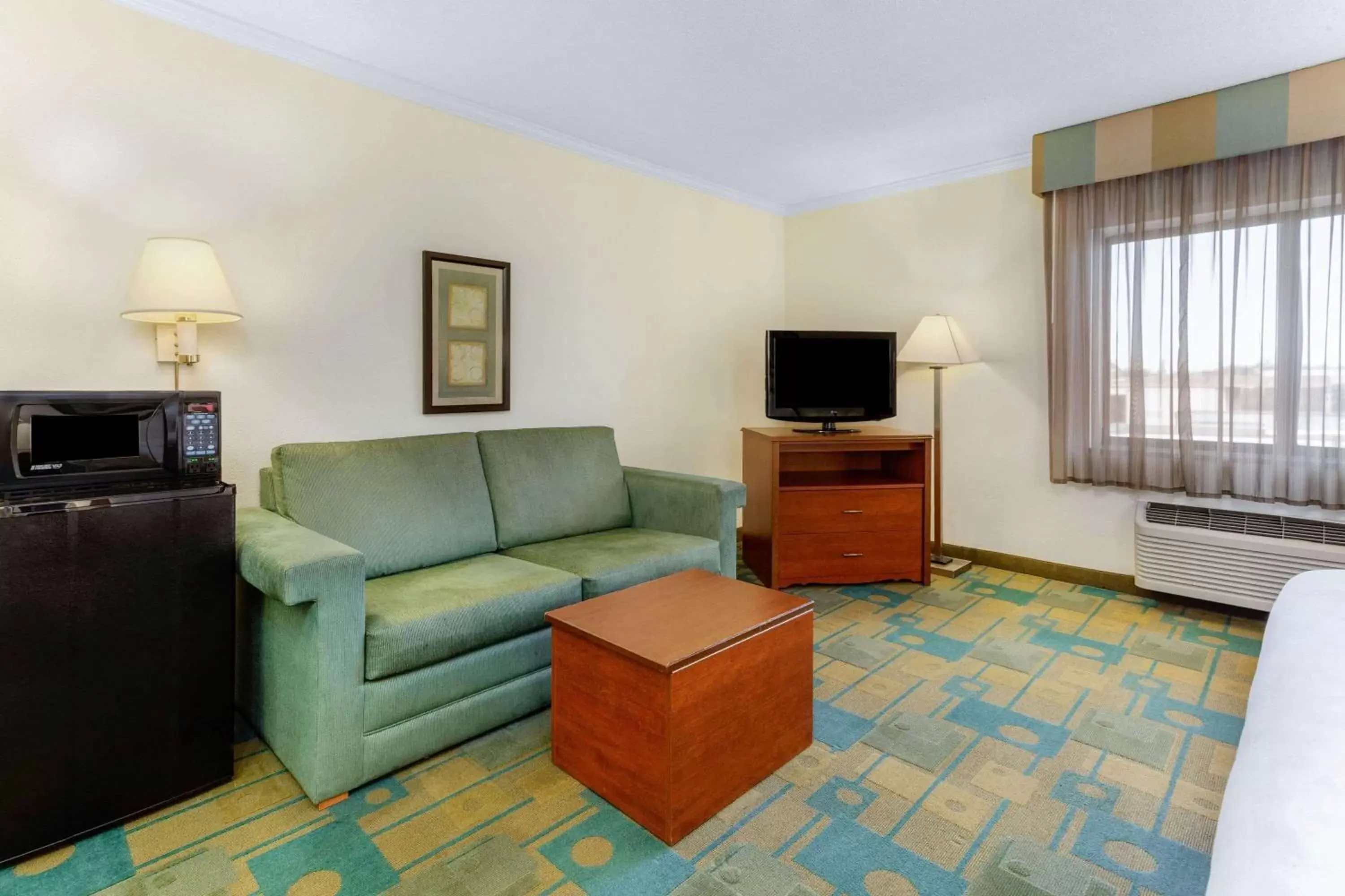 Photo of the whole room, Seating Area in La Quinta Inn by Wyndham Chicago Willowbrook