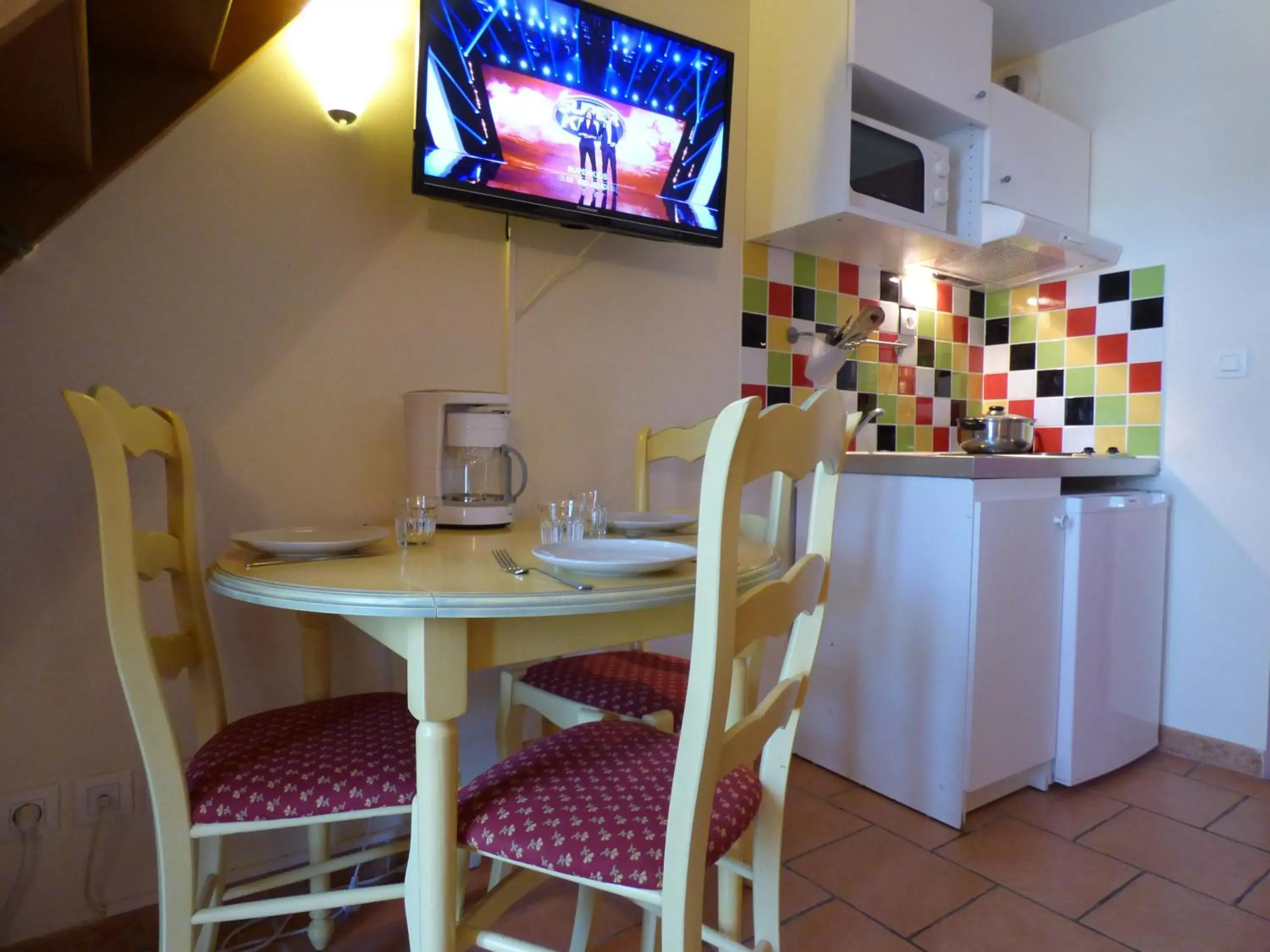 Kitchen or kitchenette, TV/Entertainment Center in Appart'Hotel Festival Sud Aqua - Avignon TGV