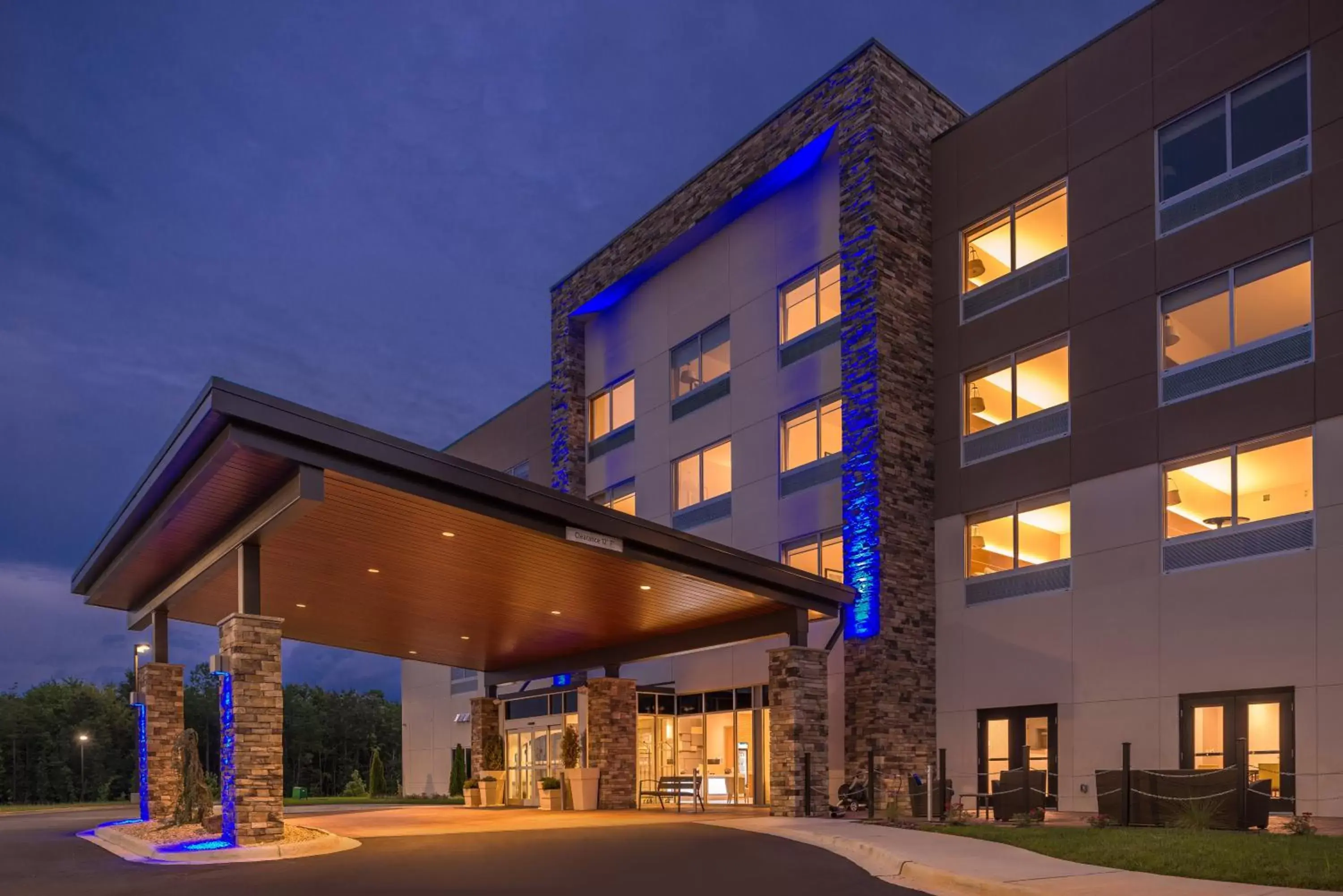 Property Building in Holiday Inn Express & Suites Farmville, an IHG Hotel