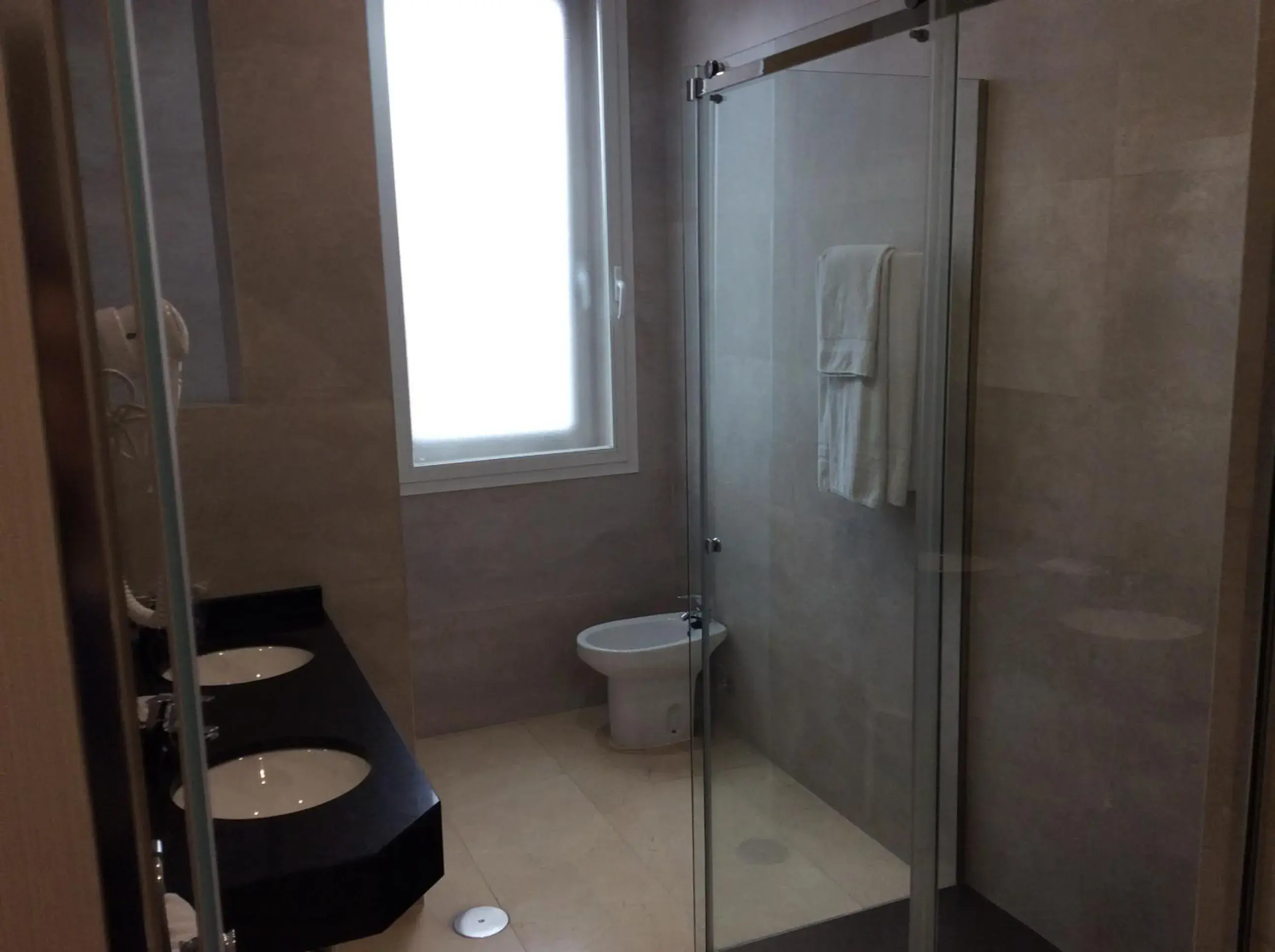 Shower, Bathroom in Hotel Ciudad de Fuenlabrada