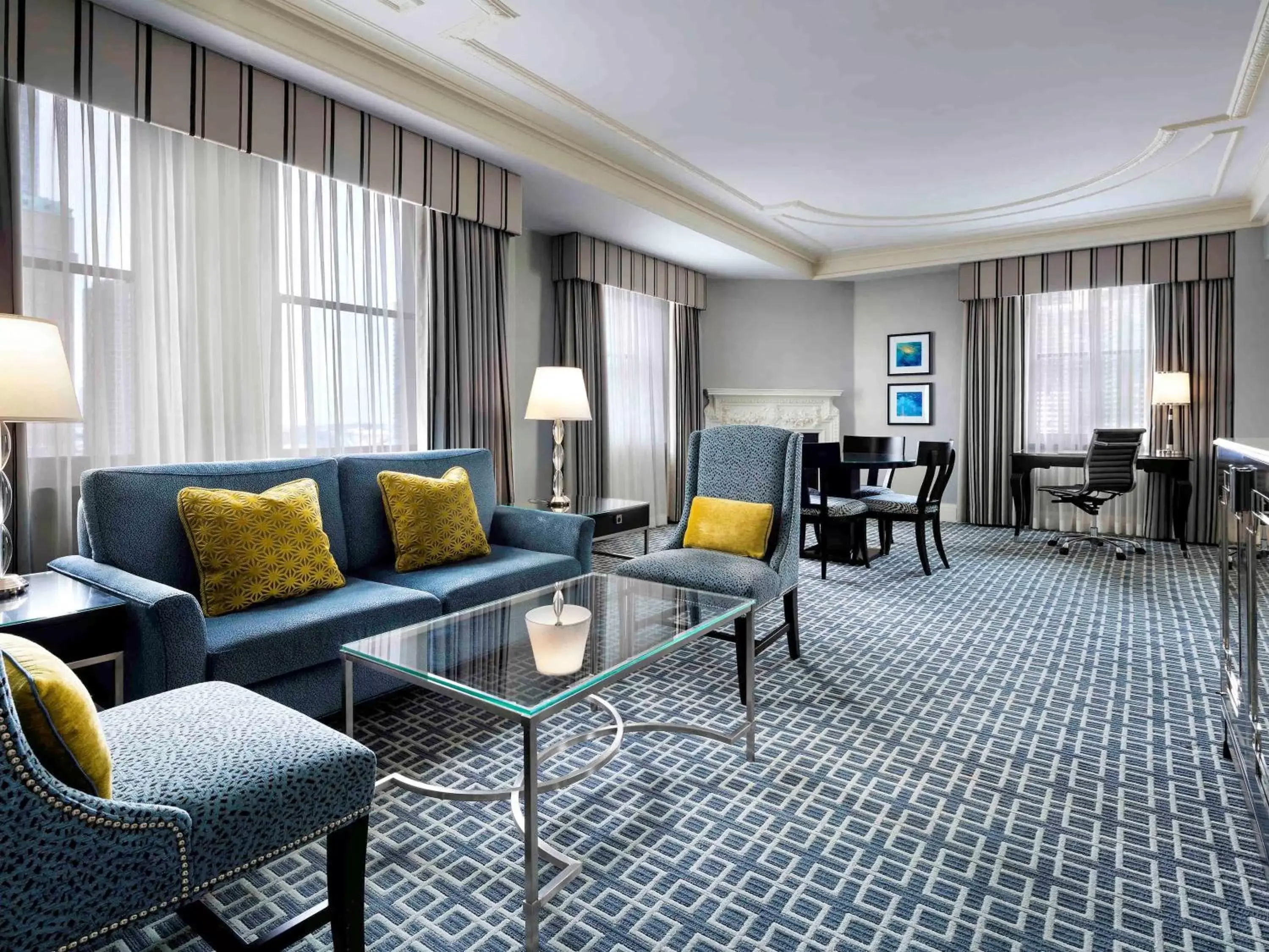 Bedroom, Seating Area in Fairmont Royal York Hotel