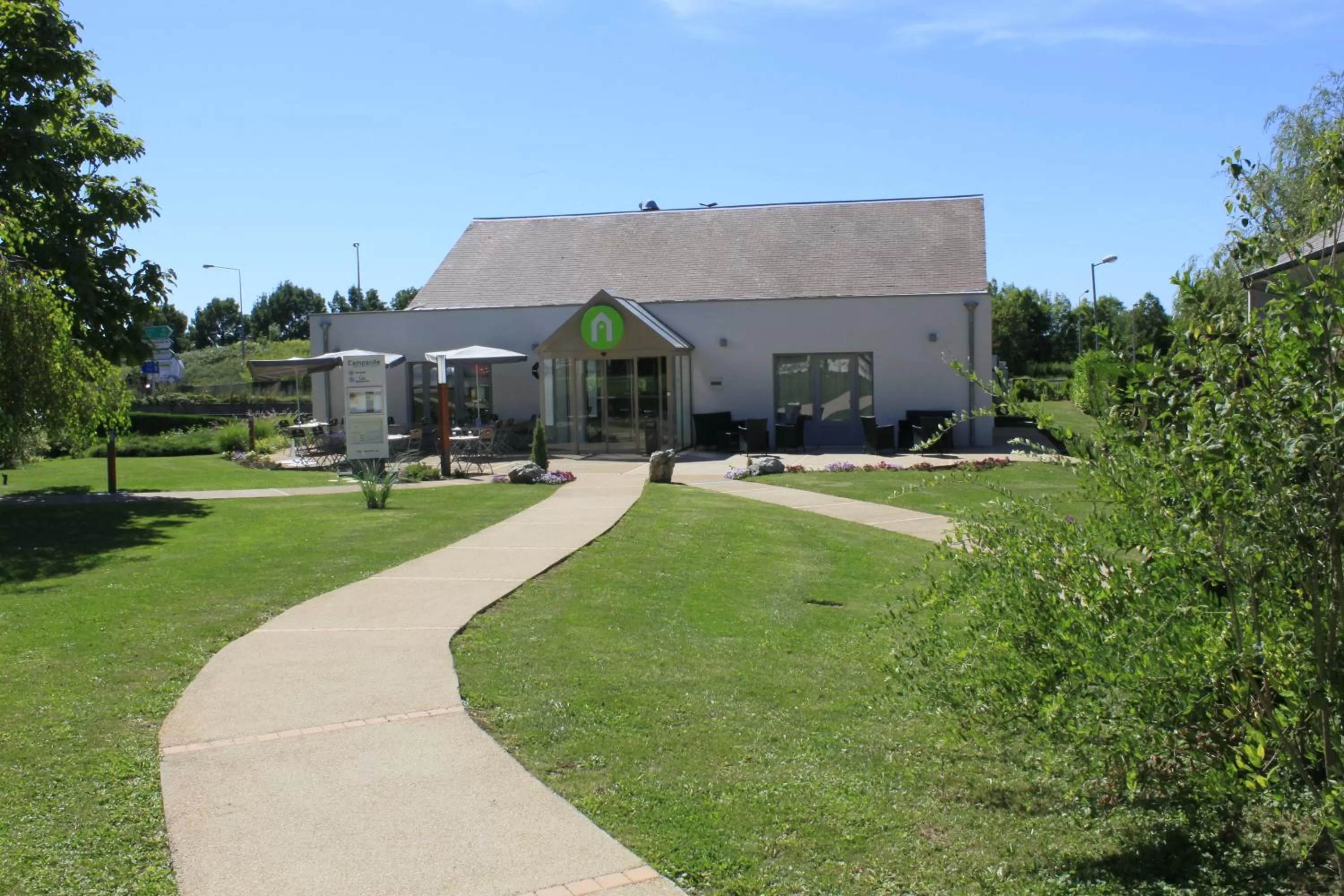 Facade/entrance in Hotel Campanile Besançon Nord Ecole Valentin