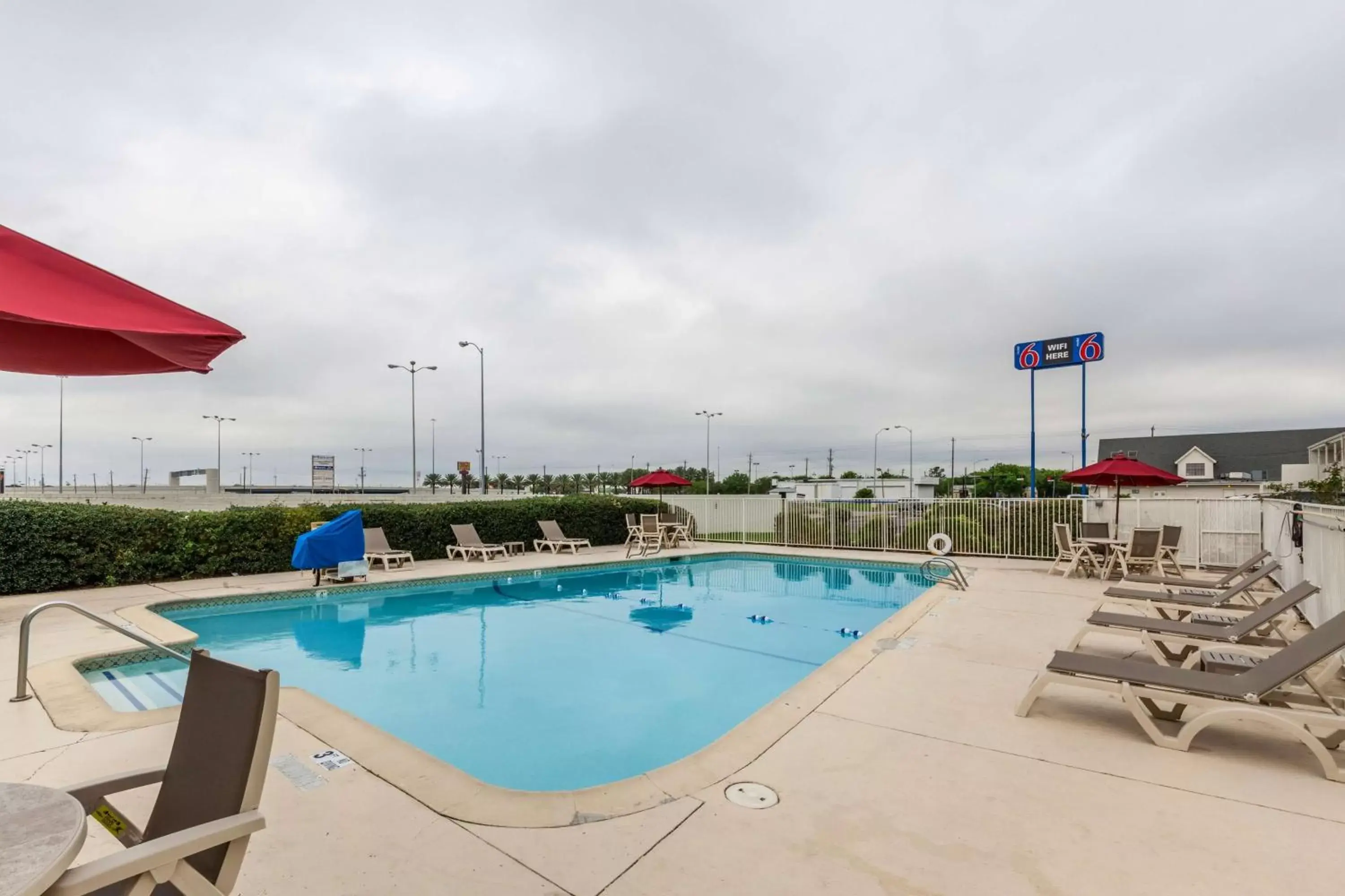 Pool view, Swimming Pool in Motel 6-Webster, TX - Houston - Nasa Lake
