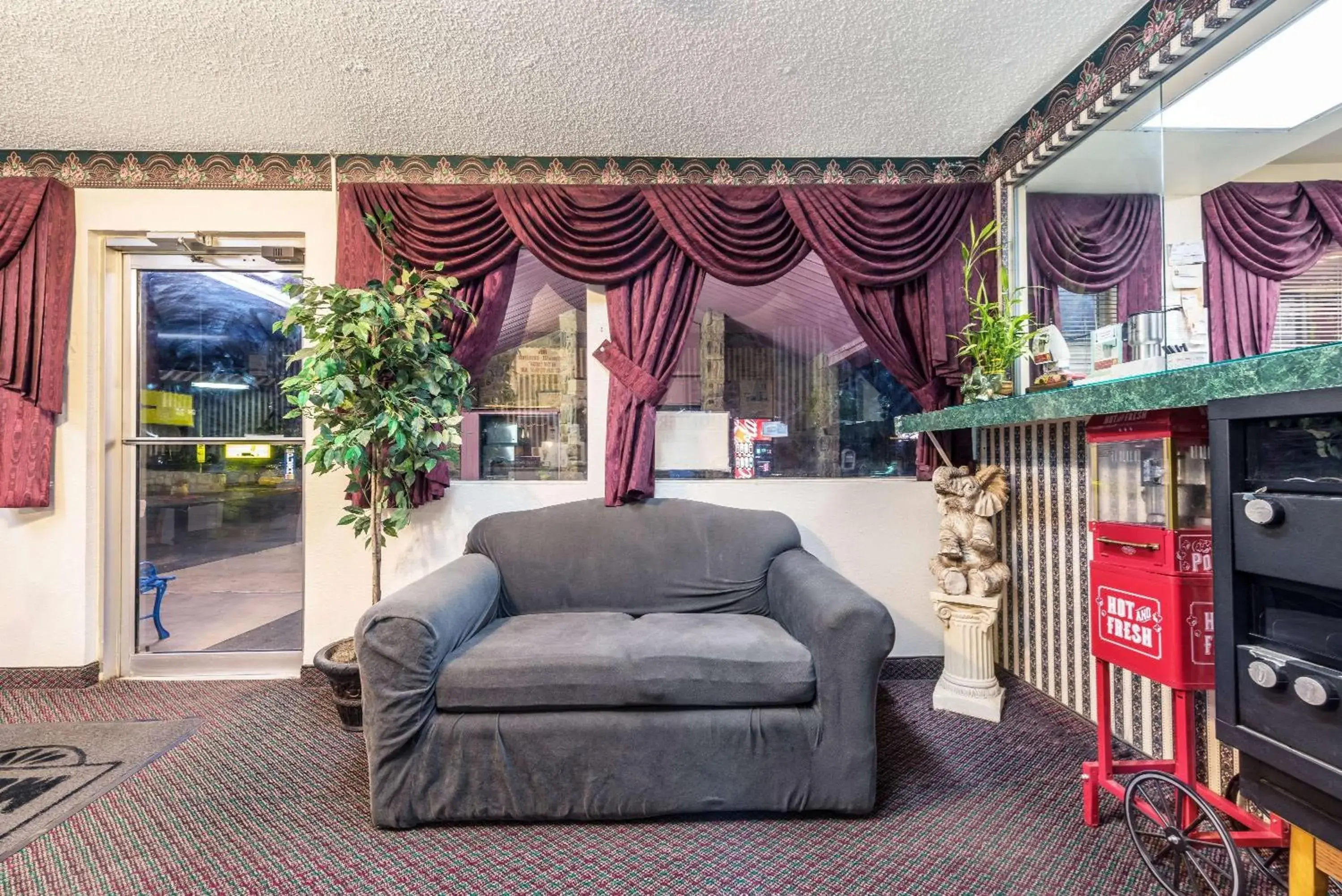 Lobby or reception, Seating Area in Super 8 by Wyndham Eastland