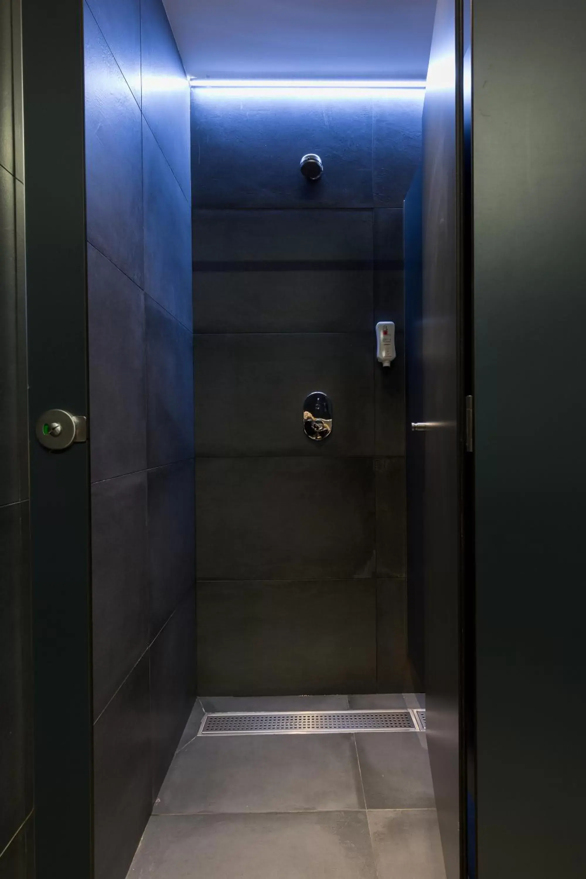 Shower, Bathroom in Airhostel Barcelona Airport 24h