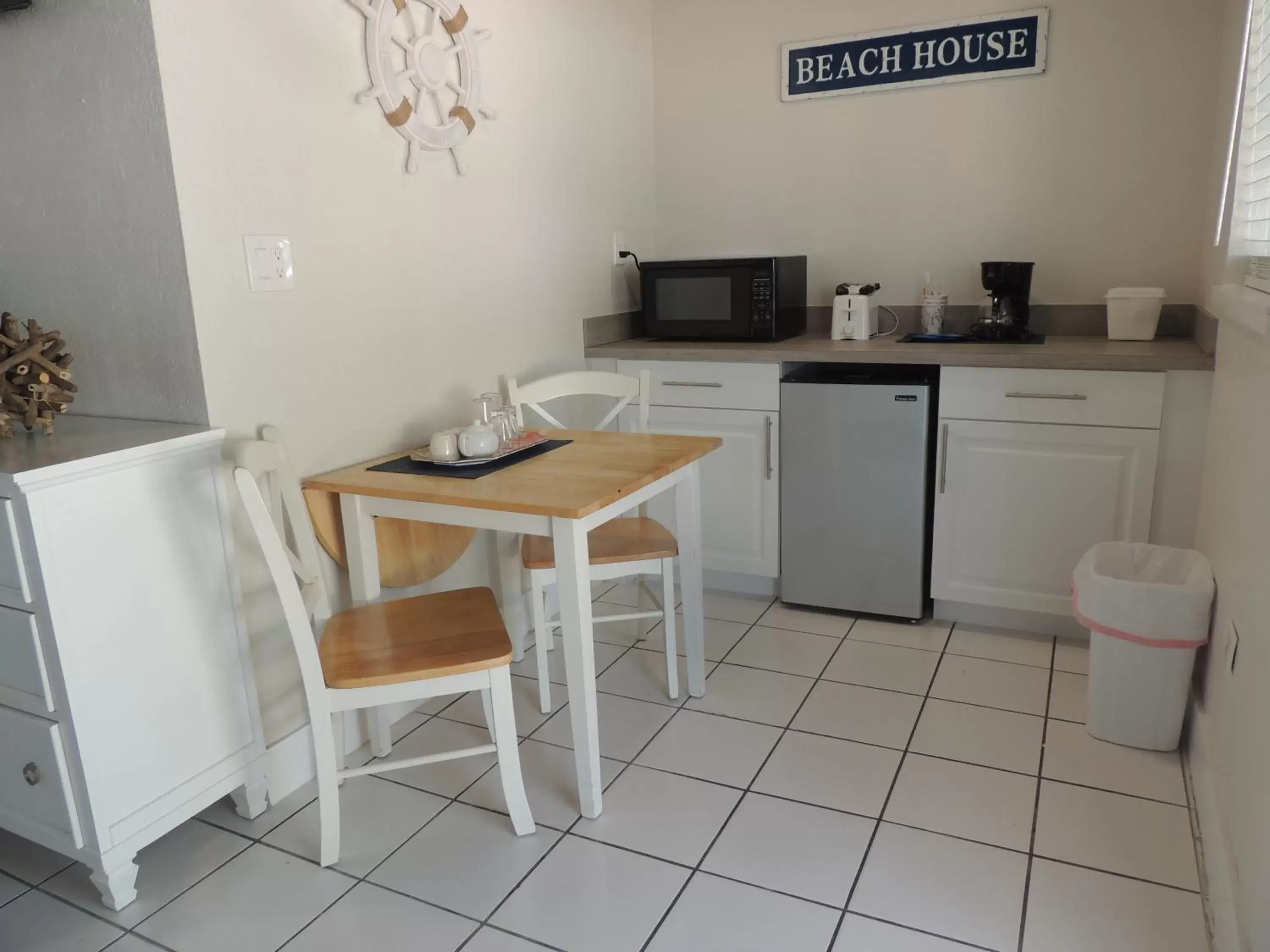 Seating area, Kitchen/Kitchenette in Sands of Islamorada