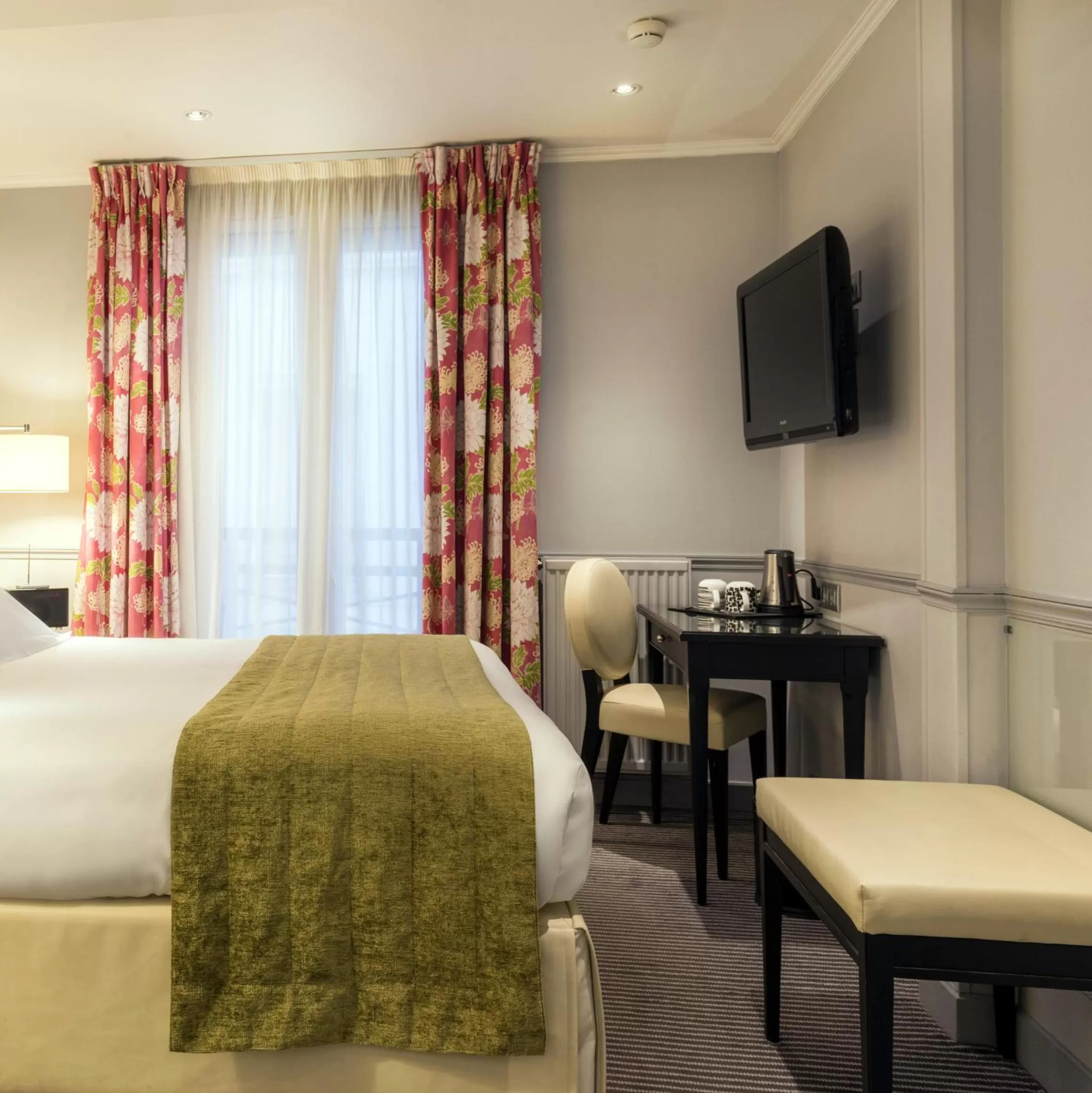 Seating area, Bed in Hotel Relais Bosquet by Malone