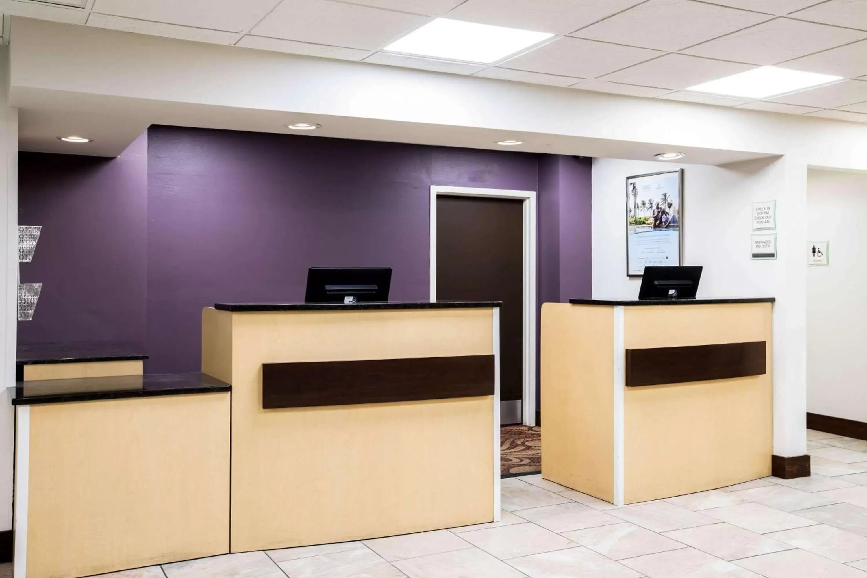 Lobby or reception in La Quinta Inn by Wyndham Davenport & Conference Center Lobby or reception in La Quinta Inn by Wyndham Davenport & Conference Center