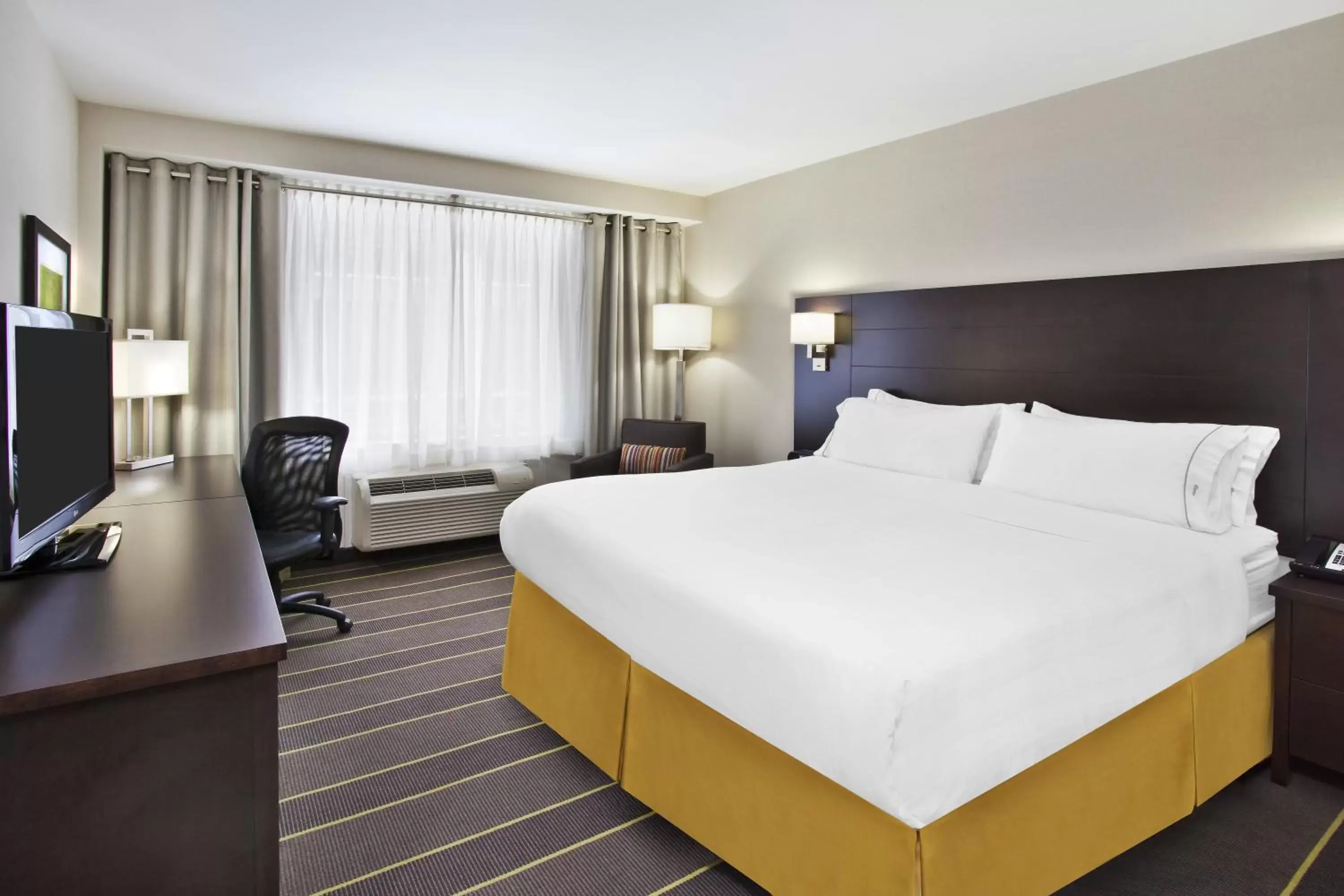 Photo of the whole room, Bed in Holiday Inn Express - Sault Ste. Marie, an IHG Hotel