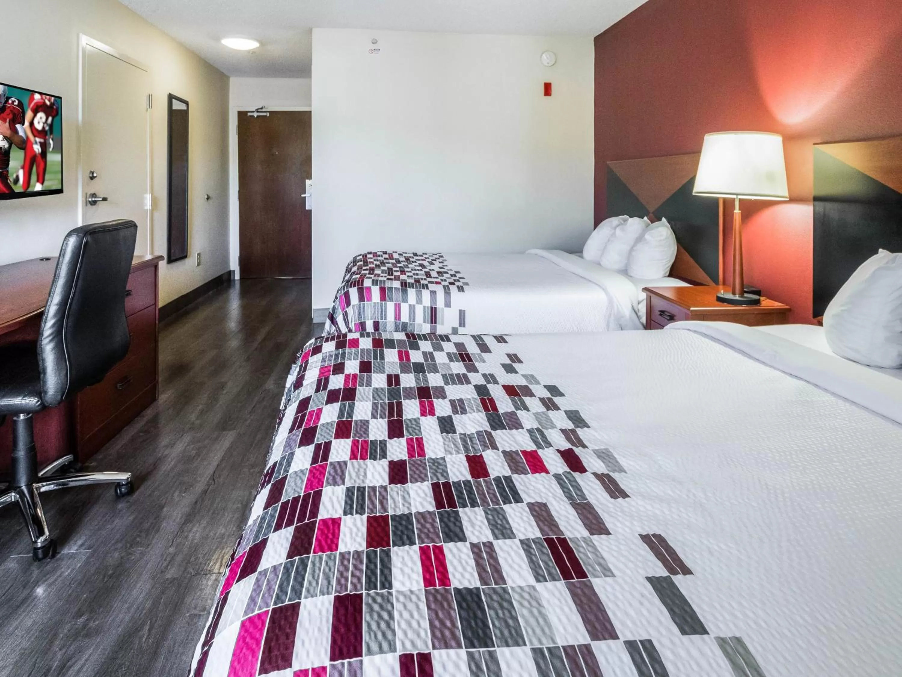 Bedroom, Bed in Red Roof Inn Etowah – Athens, TN