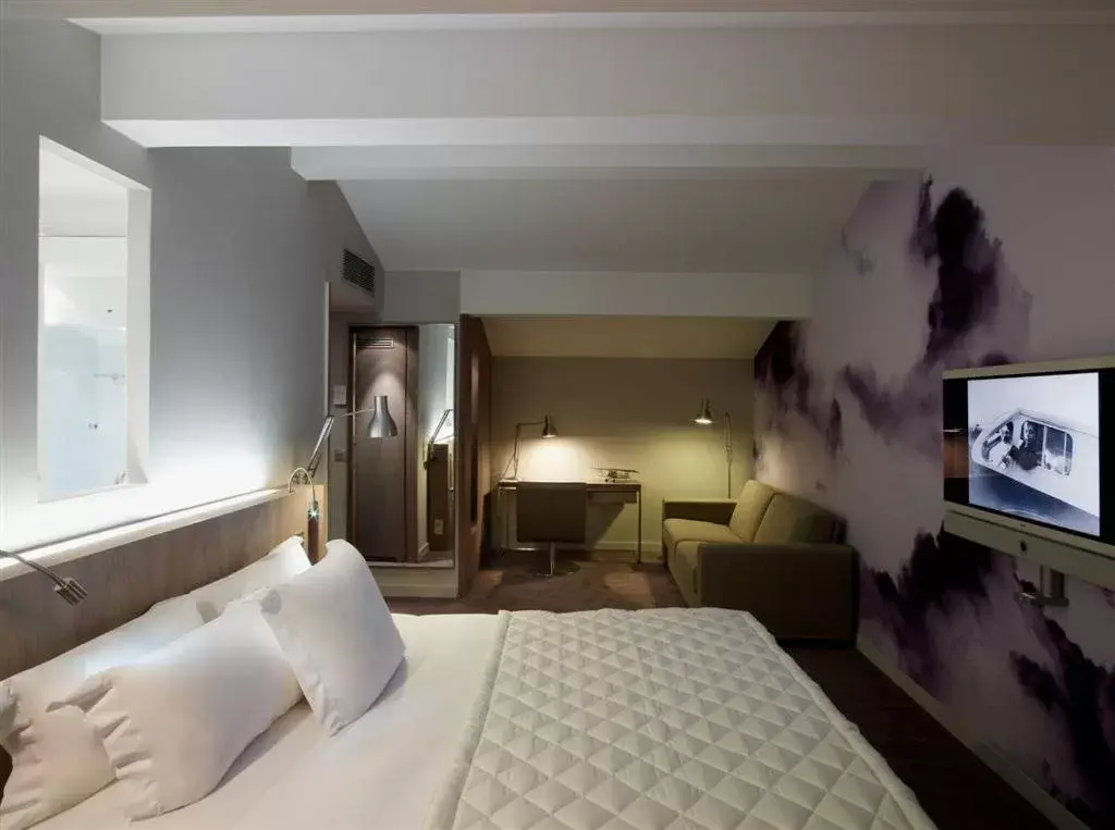 Bedroom, Bed in Le Grand Balcon Hotel