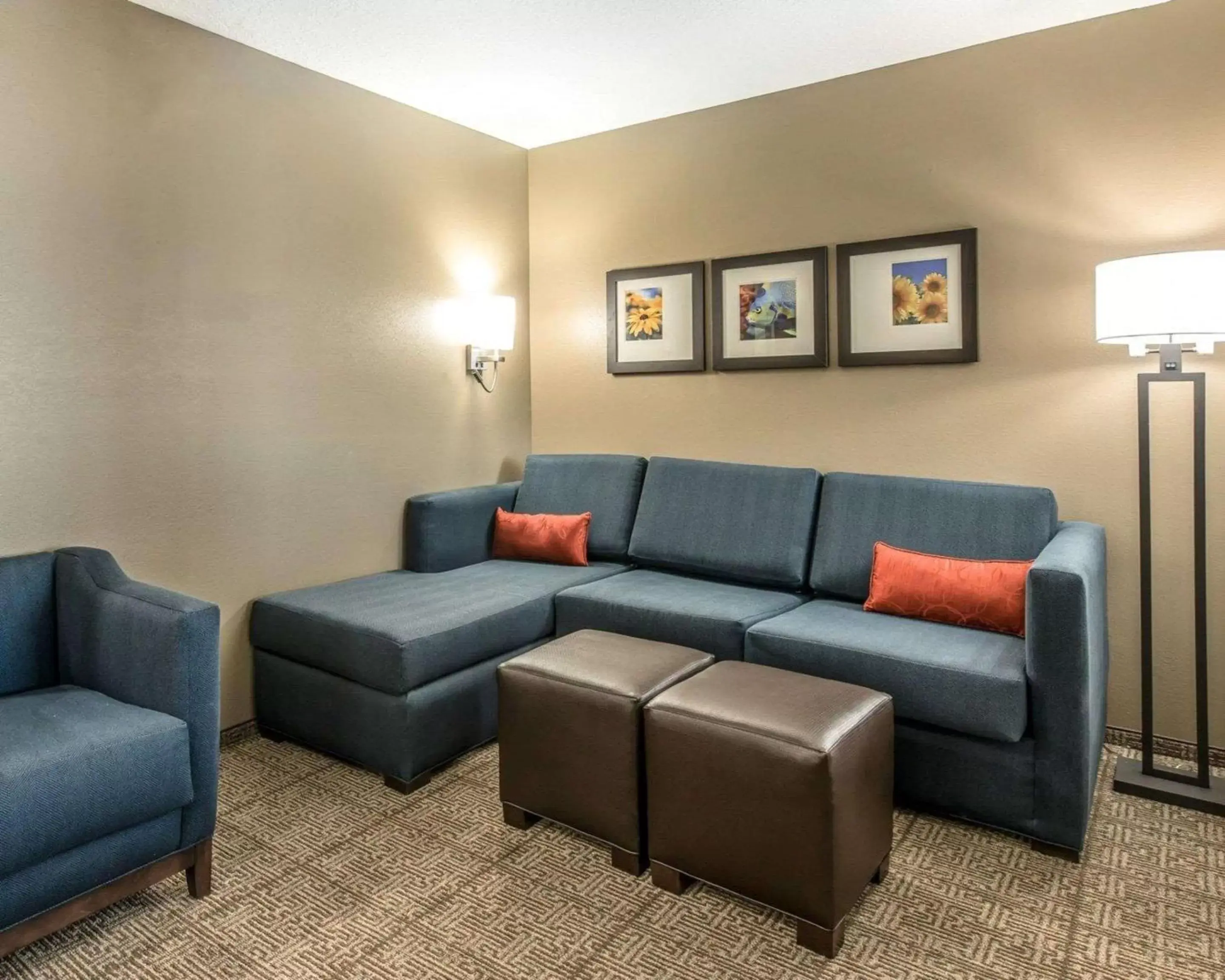 Photo of the whole room, Seating Area in Comfort Suites near Rainbow Springs Dunnellon