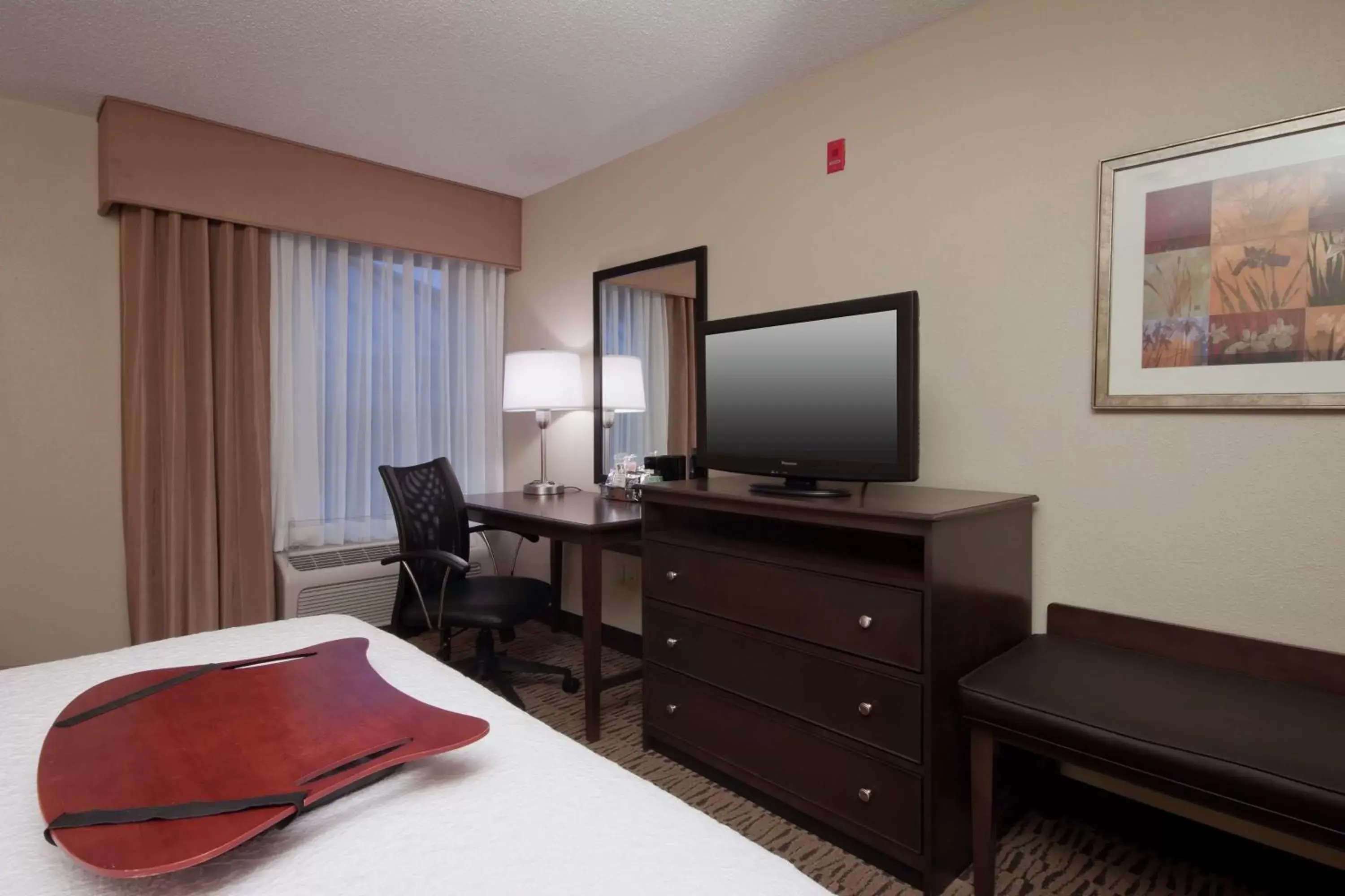 Bedroom, TV/Entertainment Center in Hampton Inn Jackson