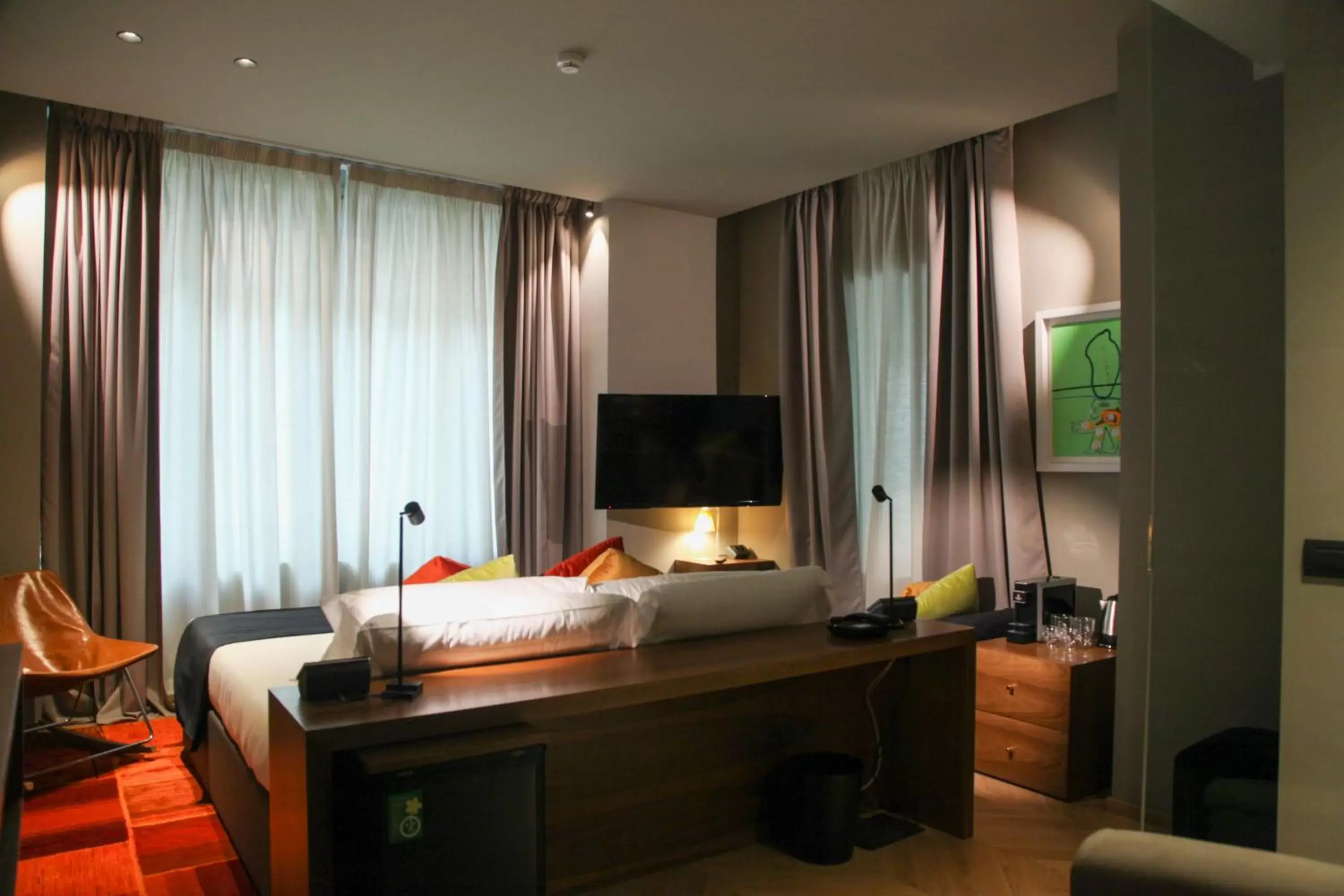 Bed, TV/Entertainment Center in Triviho Hotel