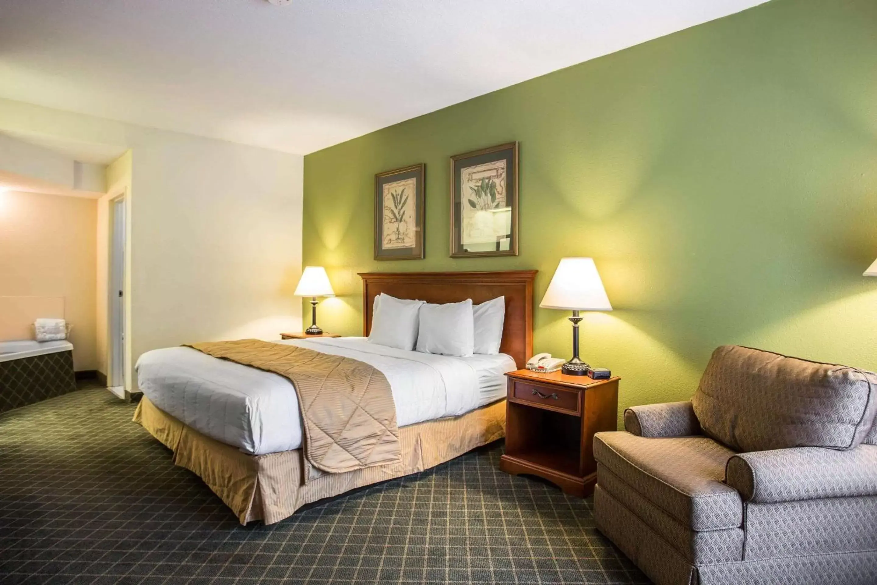 Photo of the whole room, Bed in Clarion Inn & Suites Aiken