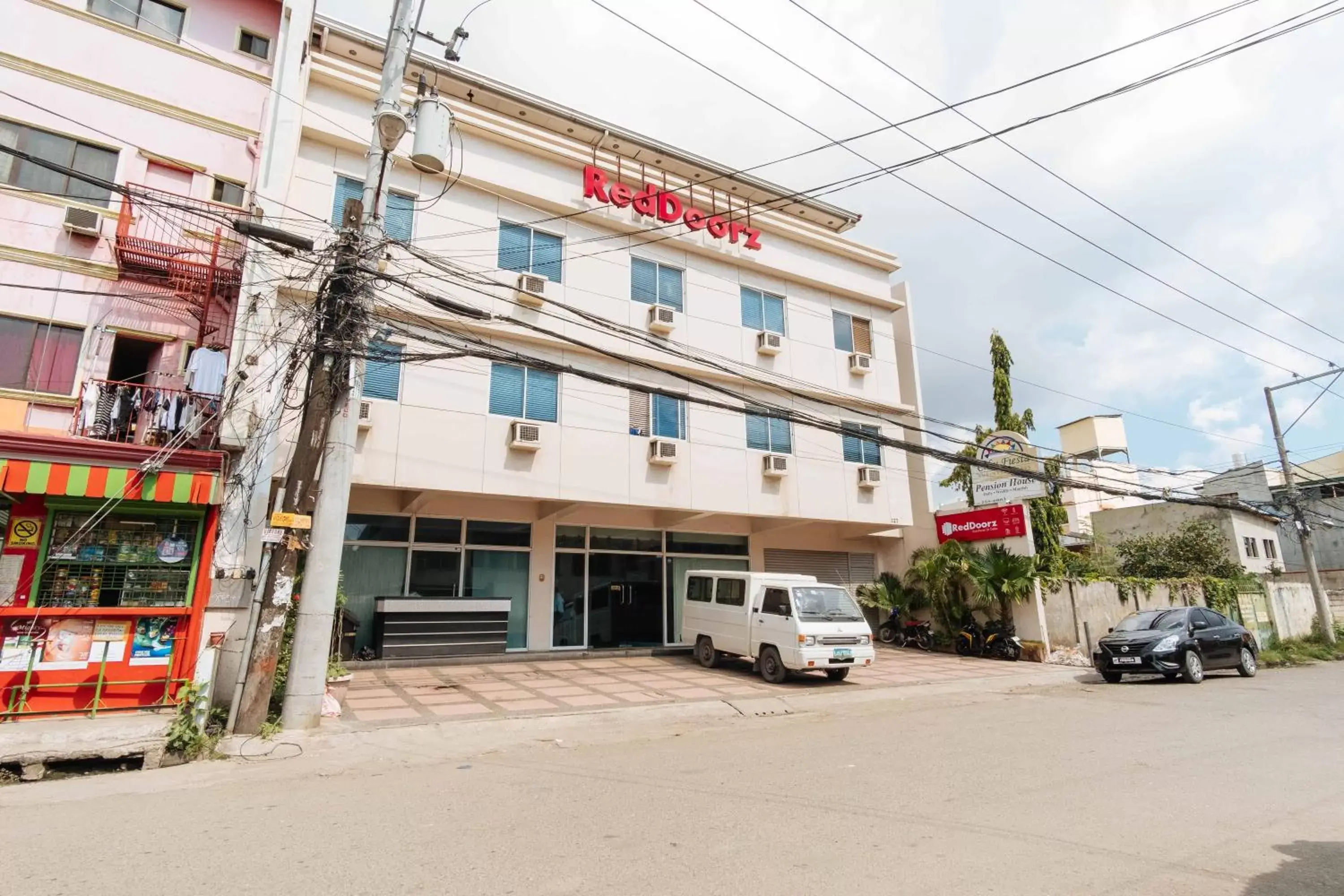 Facade/entrance, Property Building in RedDoorz @ Bonifacio St Cebu