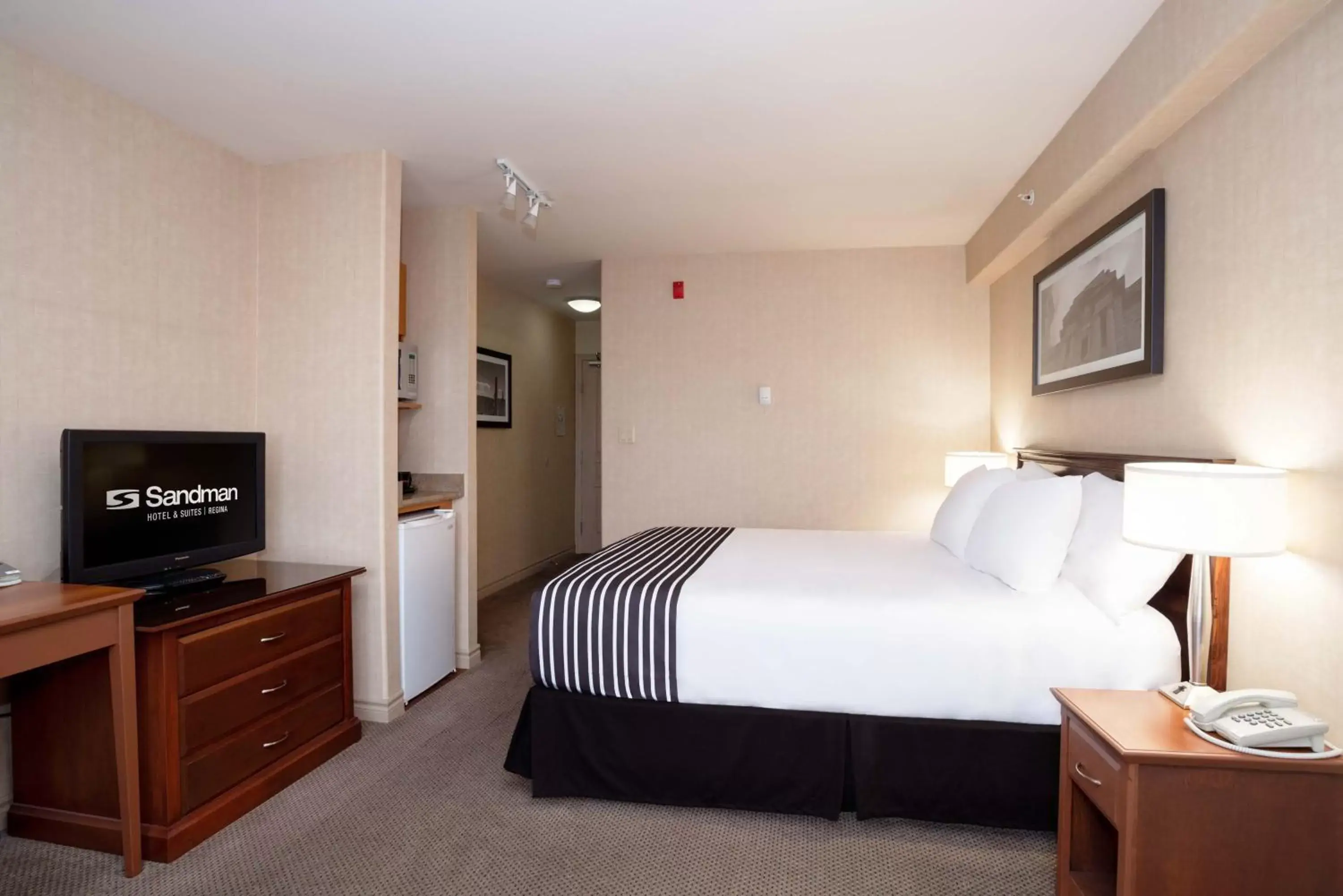 Photo of the whole room, Bed in Sandman Hotel & Suites Regina