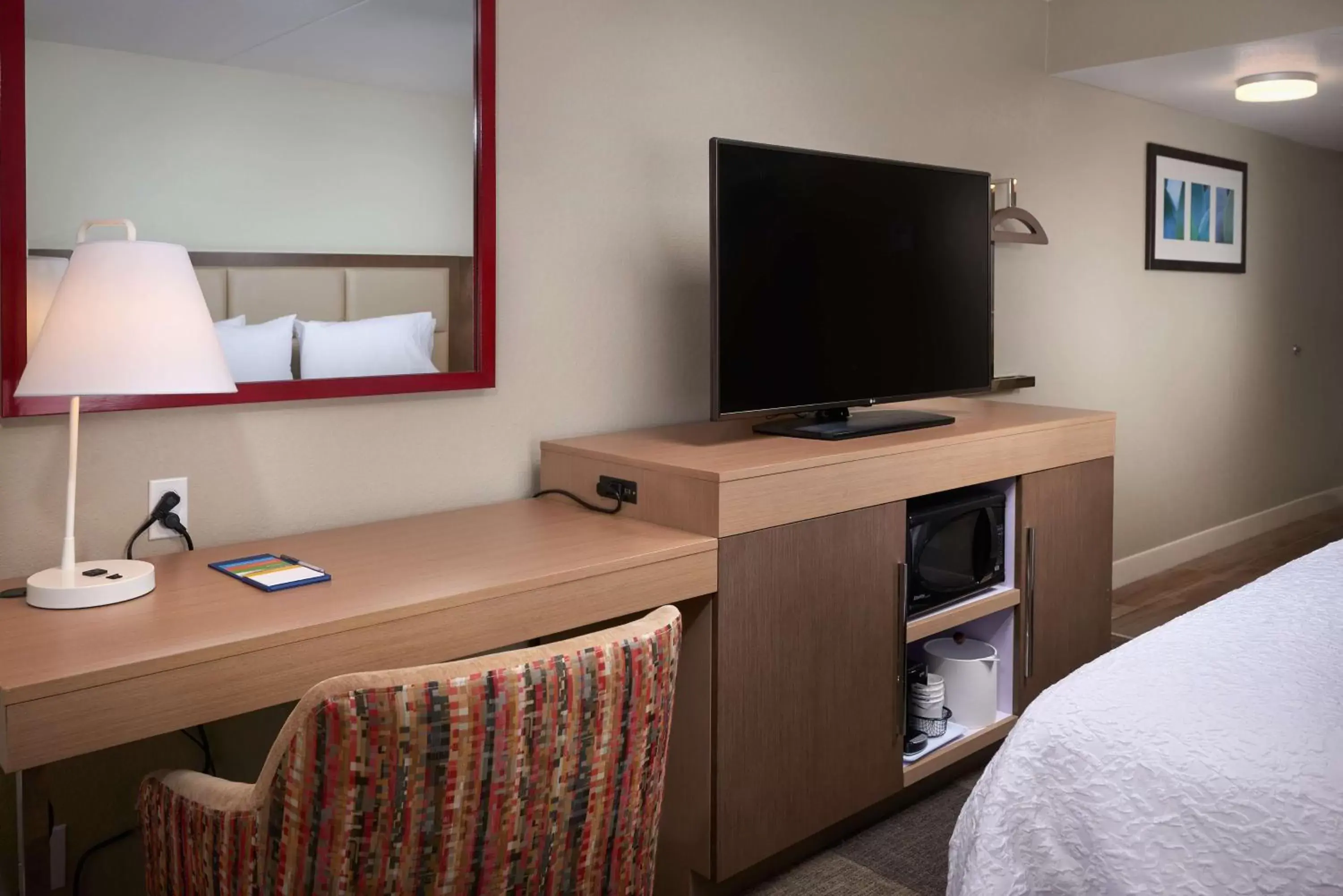 Bedroom, TV/Entertainment Center in Hampton Inn & Suites Scottsdale On Shea Blvd