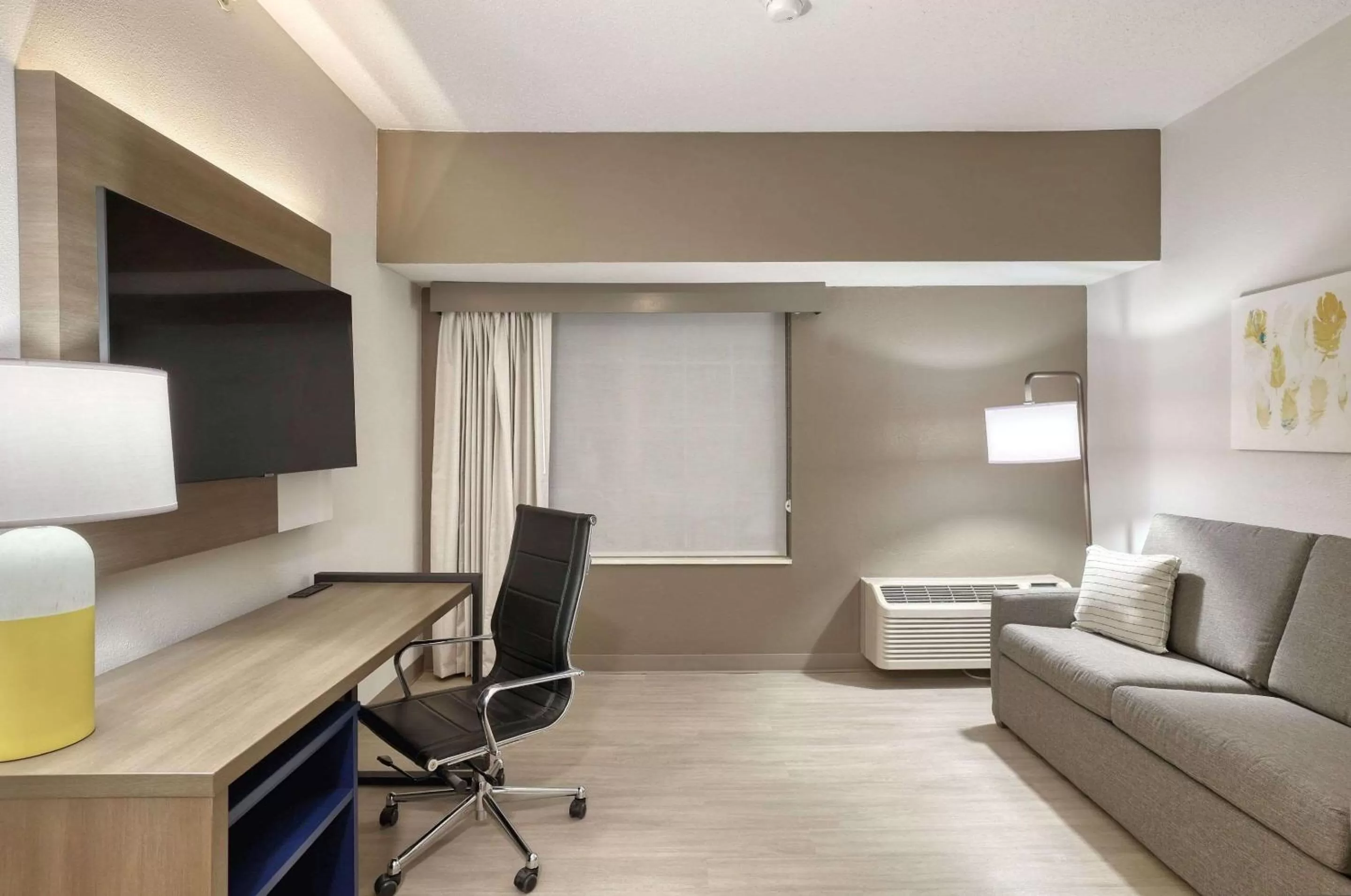 Bedroom in Comfort Suites Milwaukee Airport