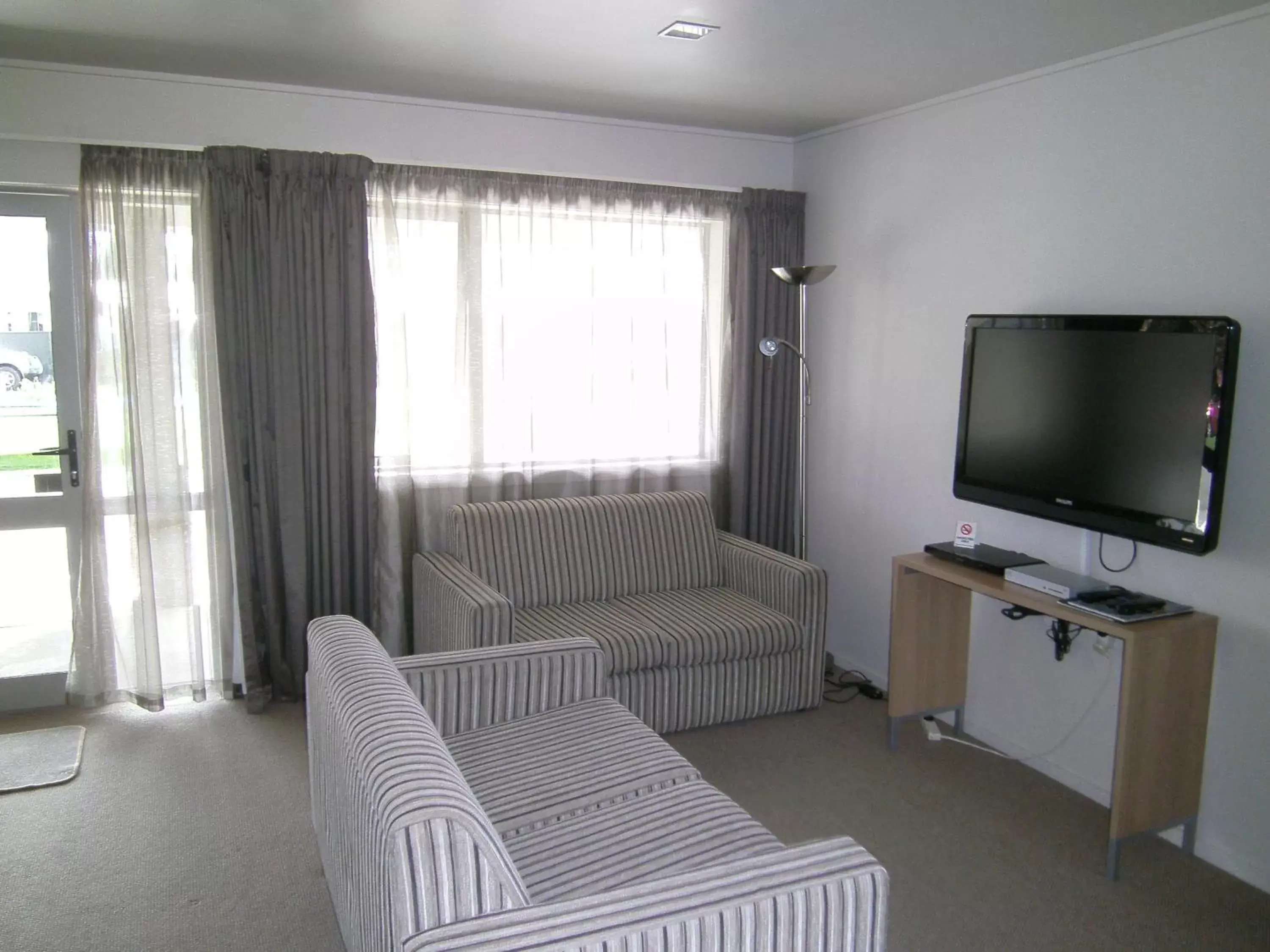 Photo of the whole room, TV/Entertainment Center in Anchorage Motel Apartments