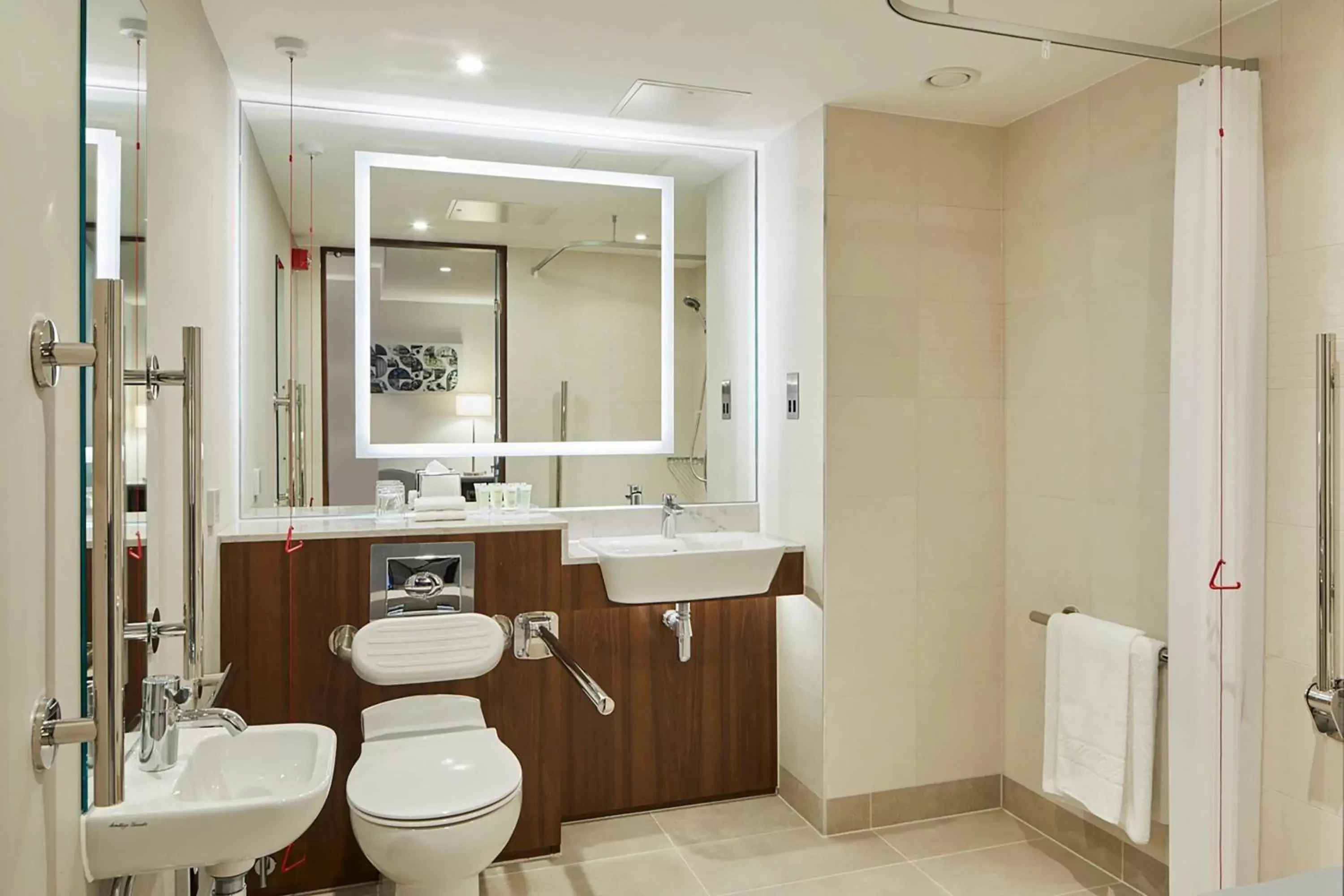 Bathroom in Courtyard by Marriott Oxford City Centre