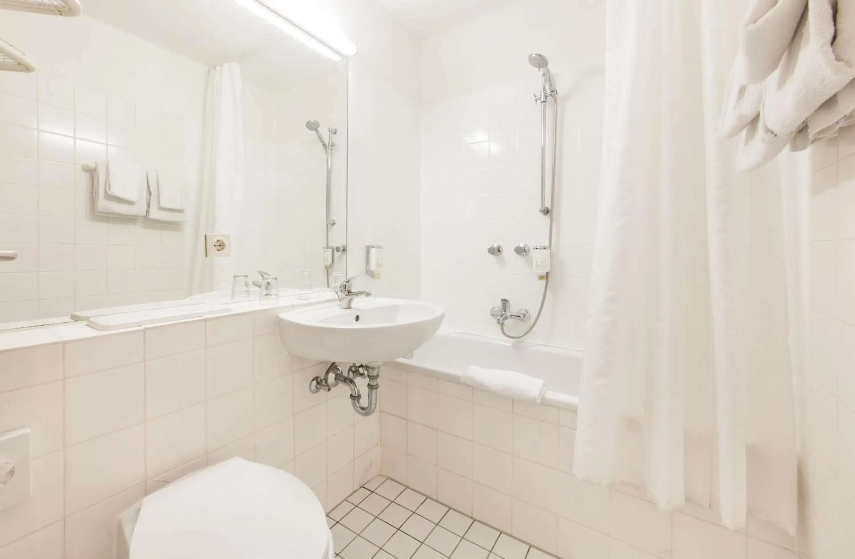 Bathroom in Sure Hotel by Best Western Muenchen Hauptbahnhof