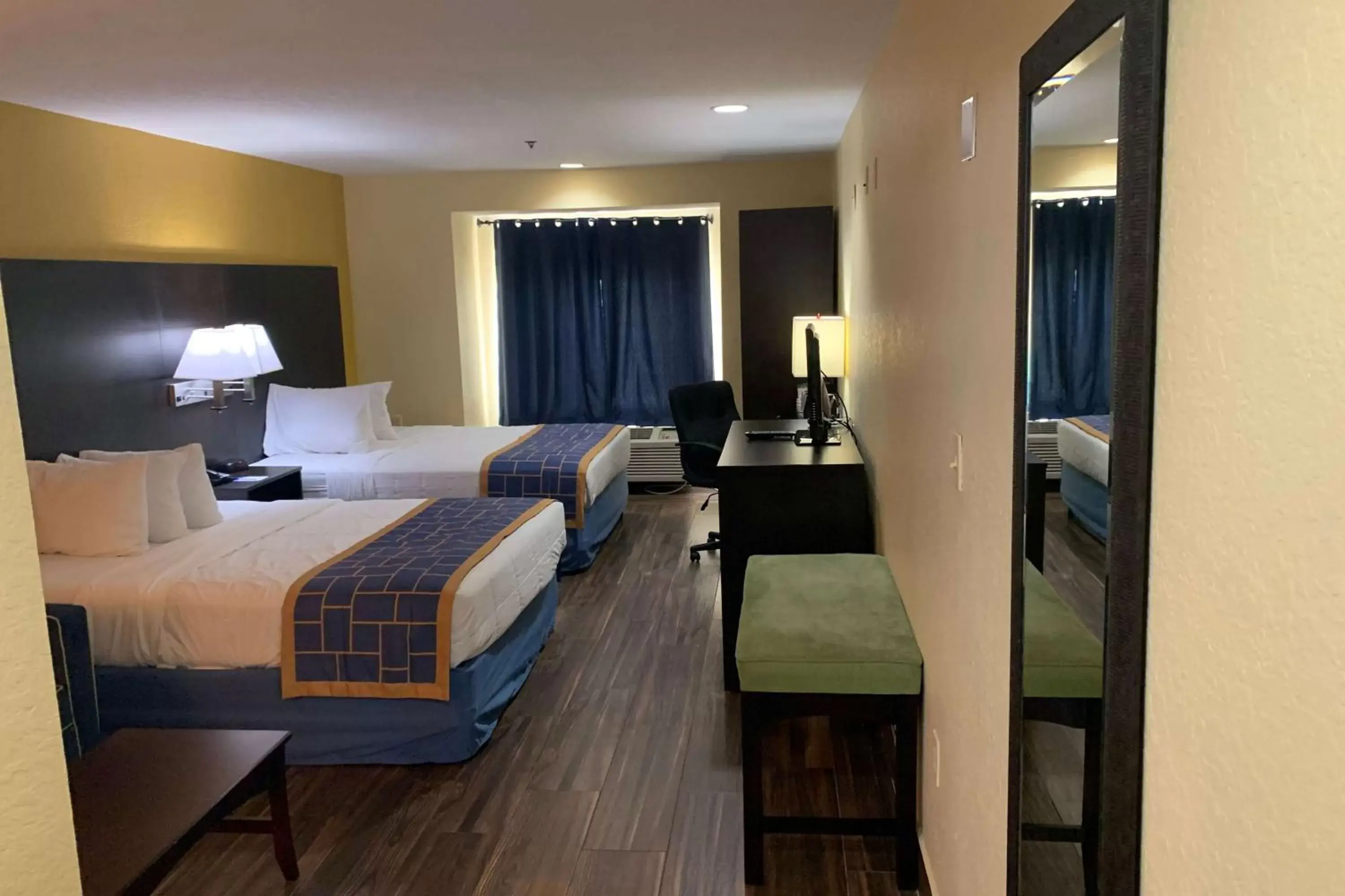 Photo of the whole room, Bed in Days Inn & Suites by Wyndham Tampa/Raymond James Stadium