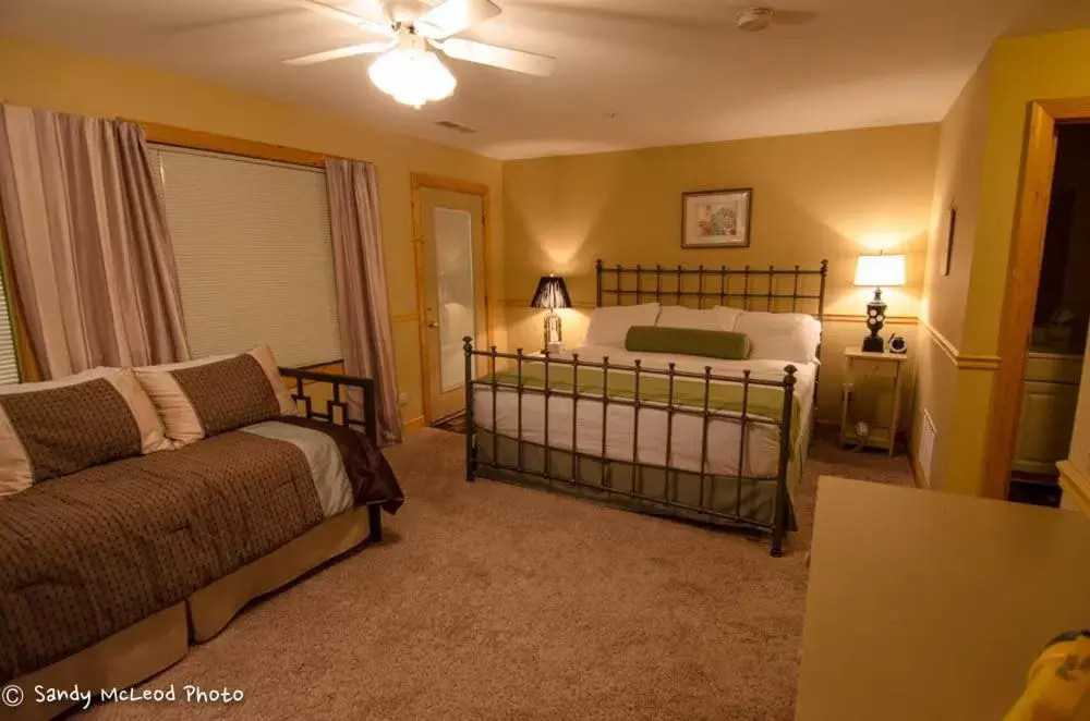 Bedroom, Bed in Asheville Cabins of Willow Winds