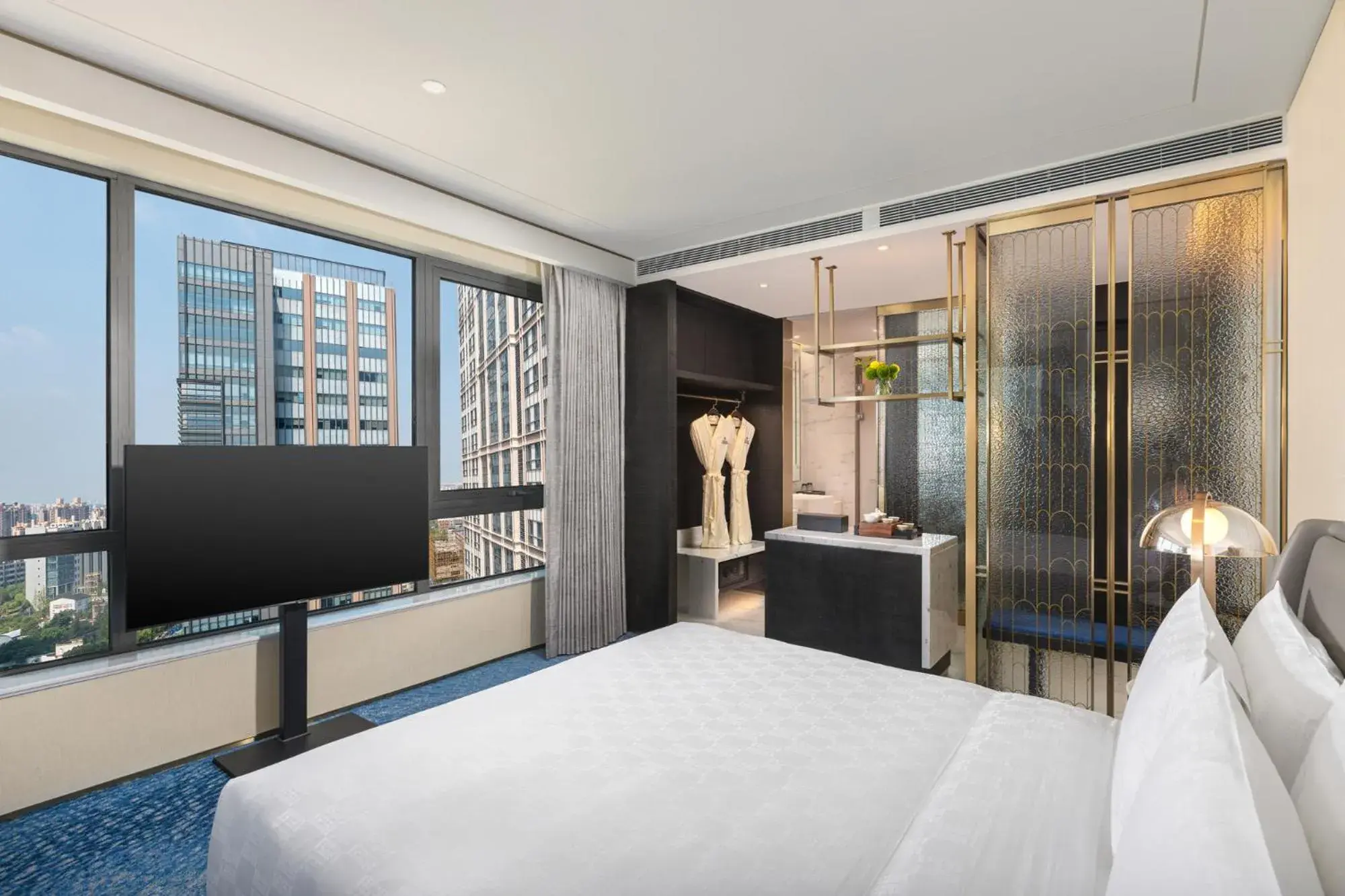 Photo of the whole room, Bed in HUALUXE Shanghai Changfeng Park - Park Lake View Photo of the whole room, Bed in HUALUXE Shanghai Changfeng Park - Park Lake View