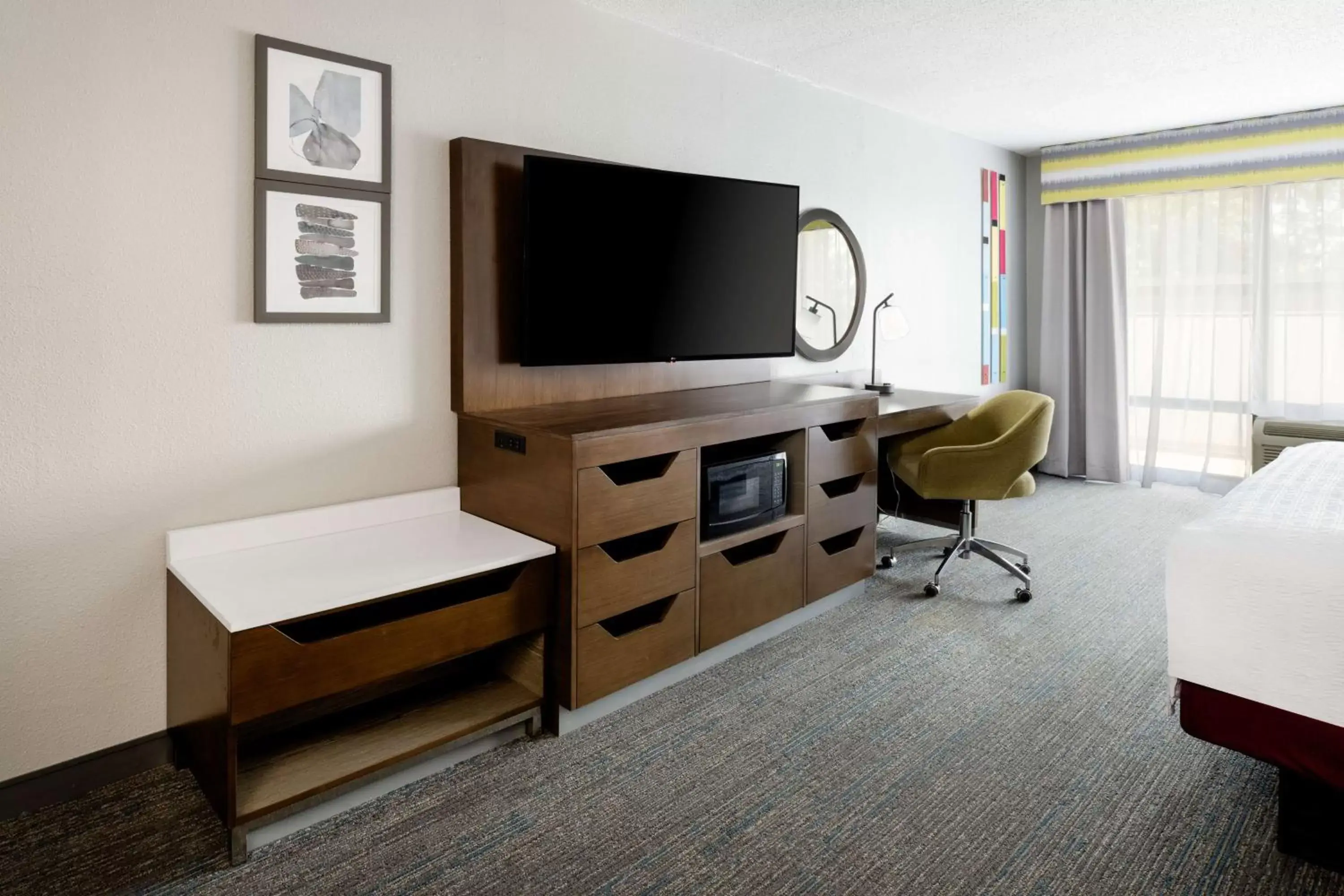 Bedroom, TV/Entertainment Center in Hampton Inn Richmond/Midlothian Turnpike