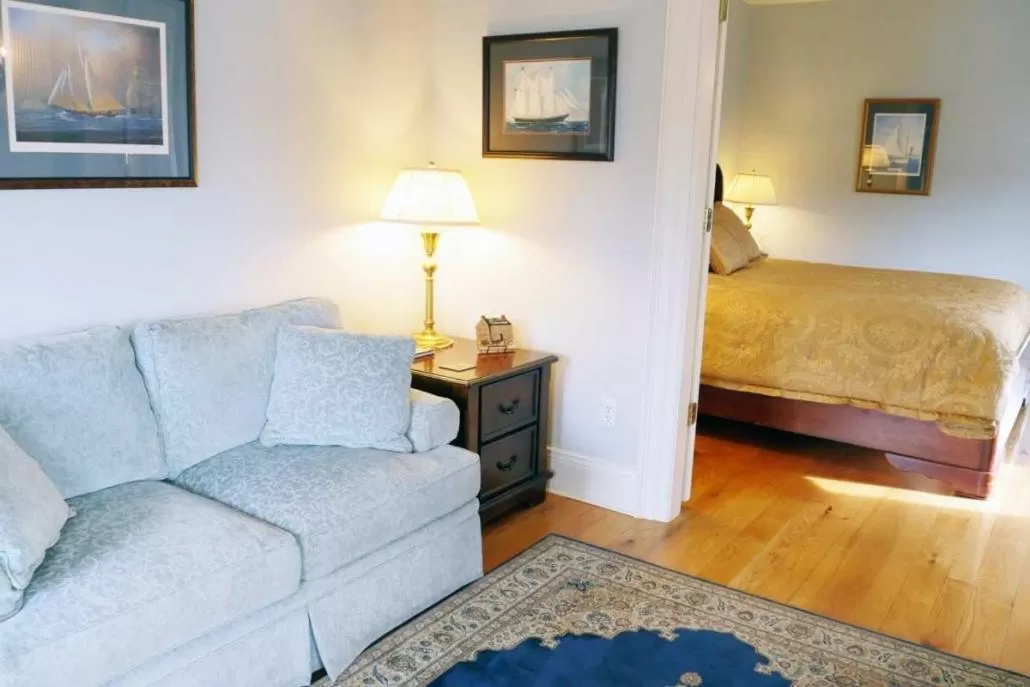 Seating area, Bed in Compass Rose Inn