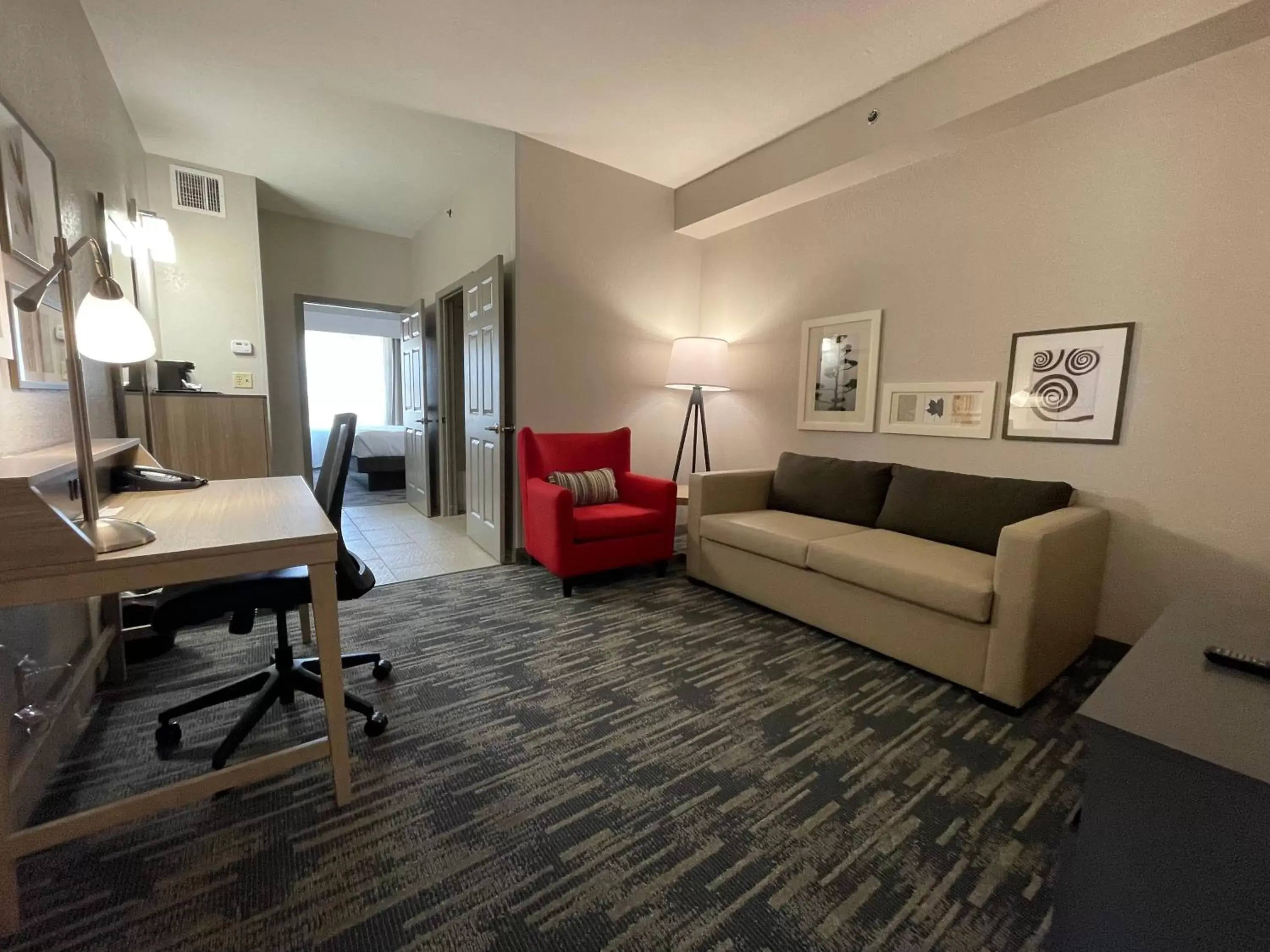 Seating Area in Country Inn & Suites by Radisson, Valdosta, GA - NEWLY RENOVATED