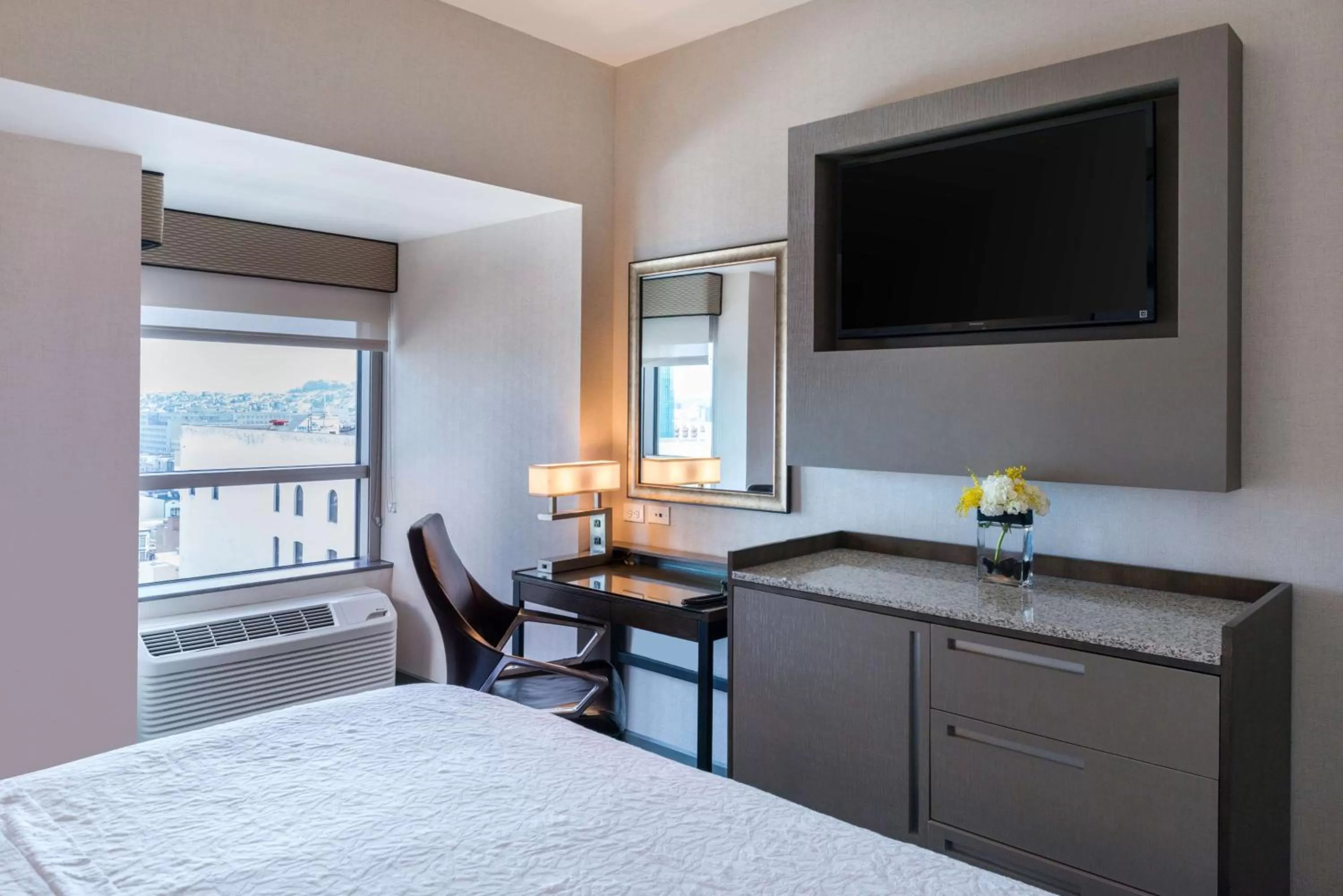 Bedroom, Bed in Hampton Inn San Francisco Downtown/Convention Center